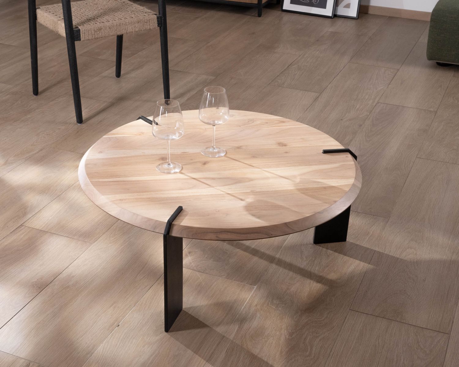 Mesa de centro redonda de diseño, de madera de acacia y con tres patas de metal negro «Shelley»