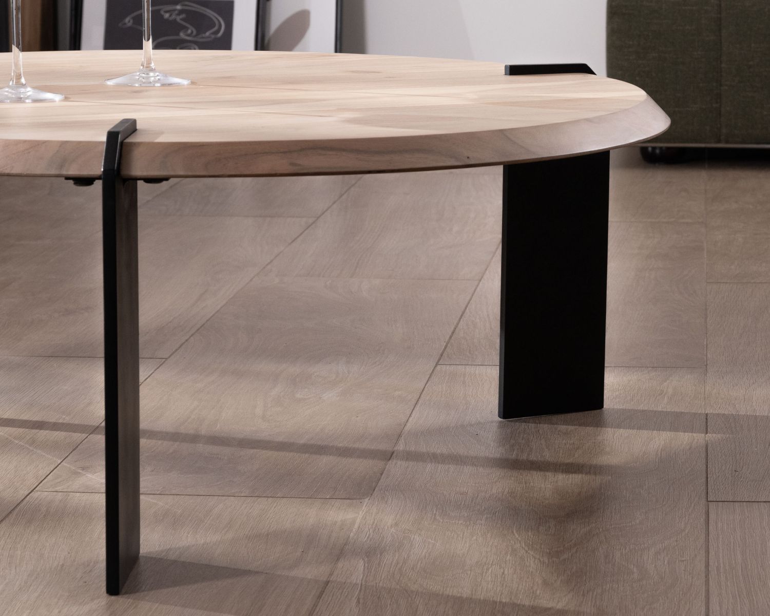 Mesa de centro redonda de diseño, de madera de acacia y con tres patas de metal negro «Shelley»