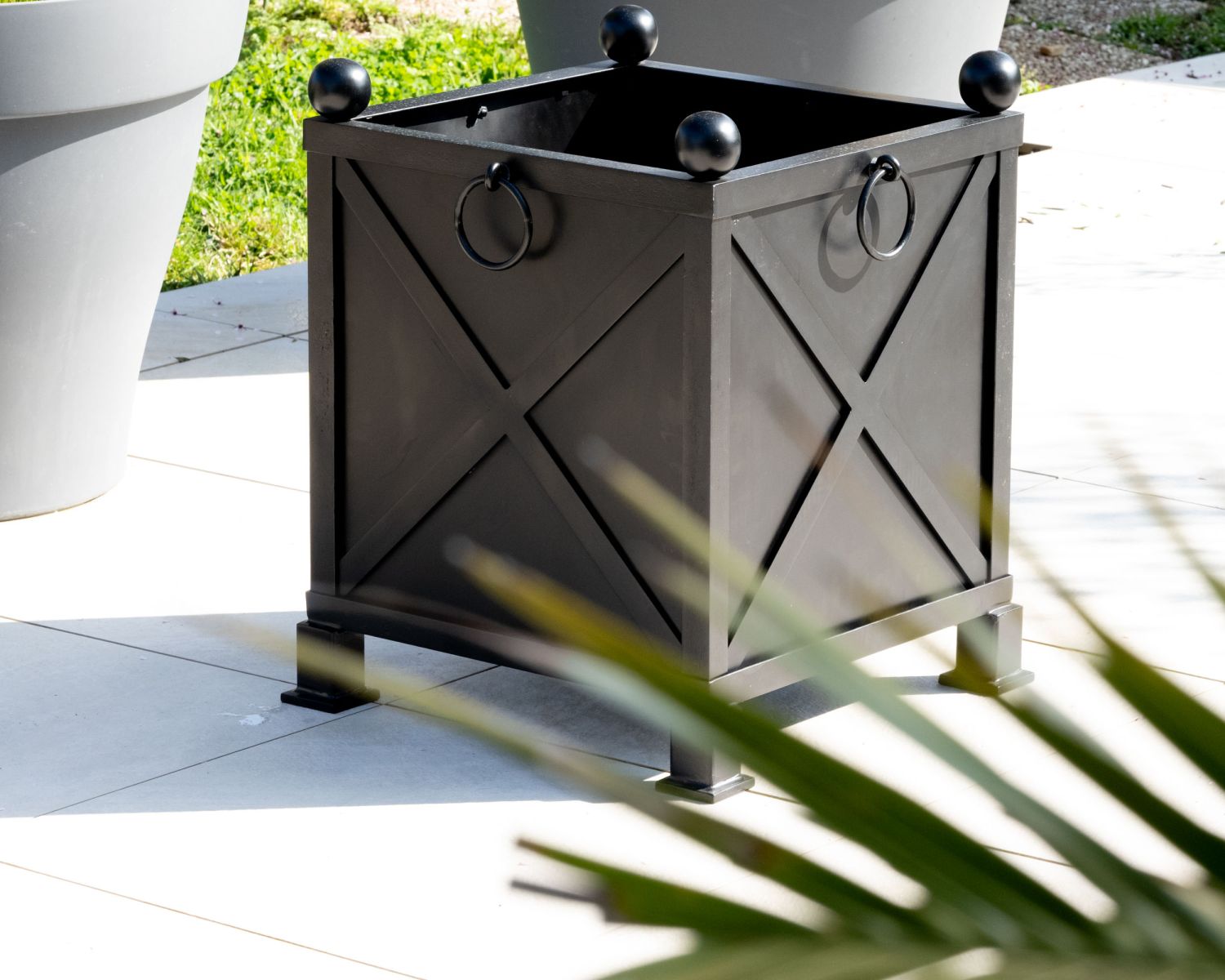 Jardinera decorativa cuadrada grande de 75 cm para plantas «Gardénia», de metal negro