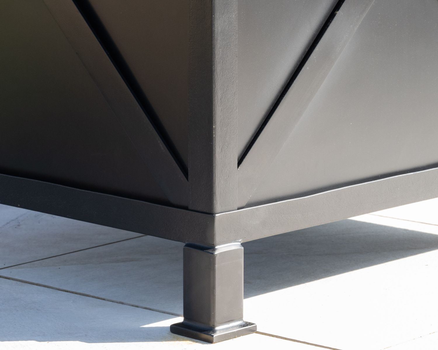Jardinera decorativa cuadrada grande de 75 cm para plantas «Gardénia», de metal negro