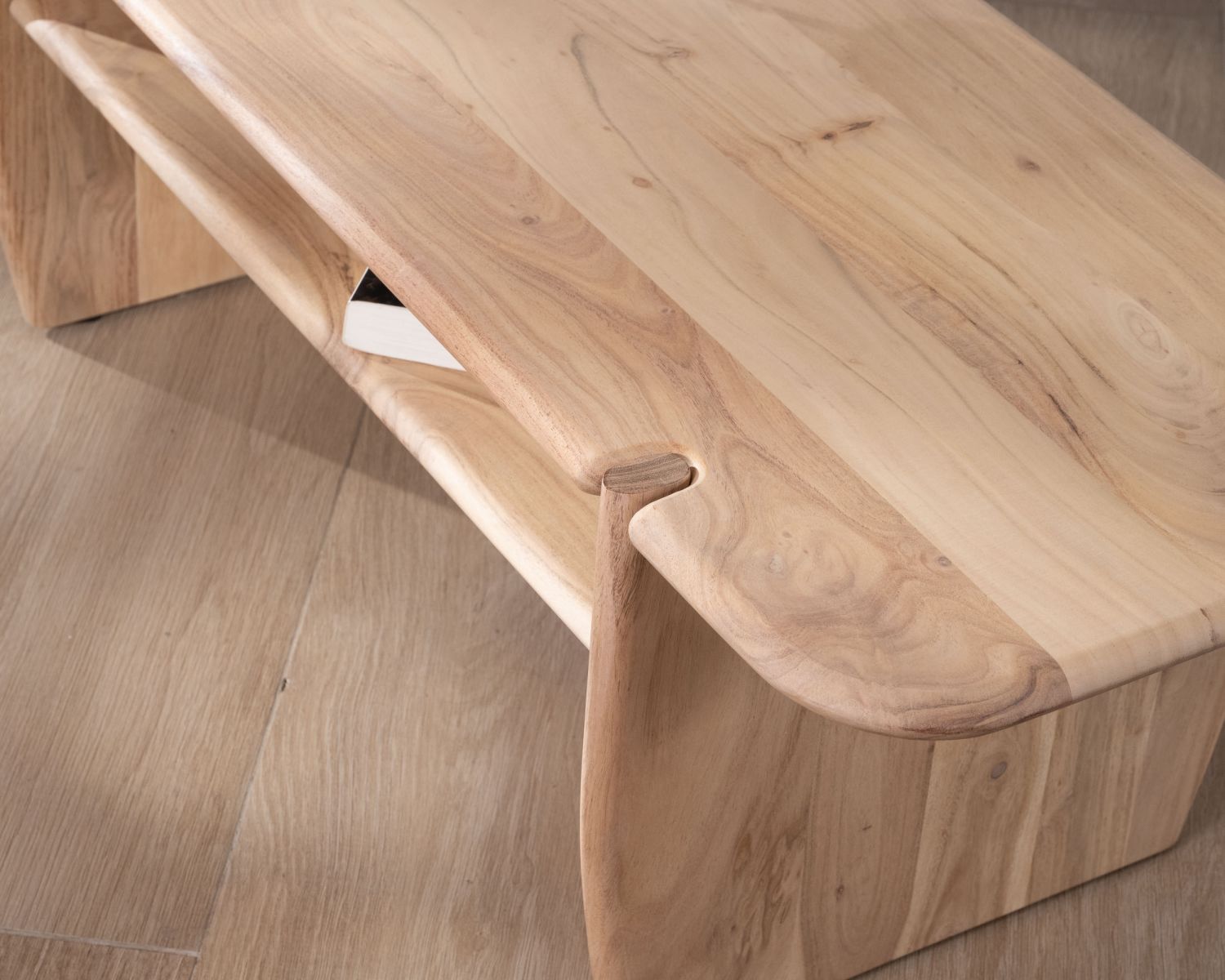 Mesa de salón de diseño minimalista en madera de acacia con hueco «Trudy» de 120 cm