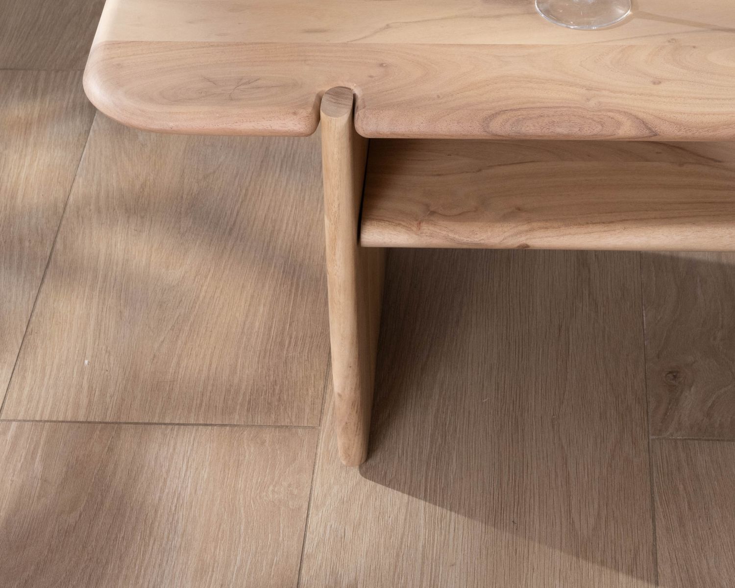 Mesa de salón de diseño minimalista en madera de acacia con hueco «Trudy» de 120 cm