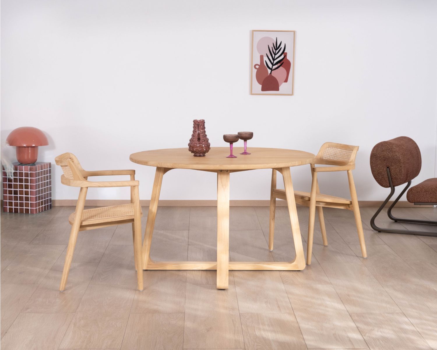 Mesa de comedor redonda de 120 cm con patas trapezoidales de madera blanqueada «Calypso»