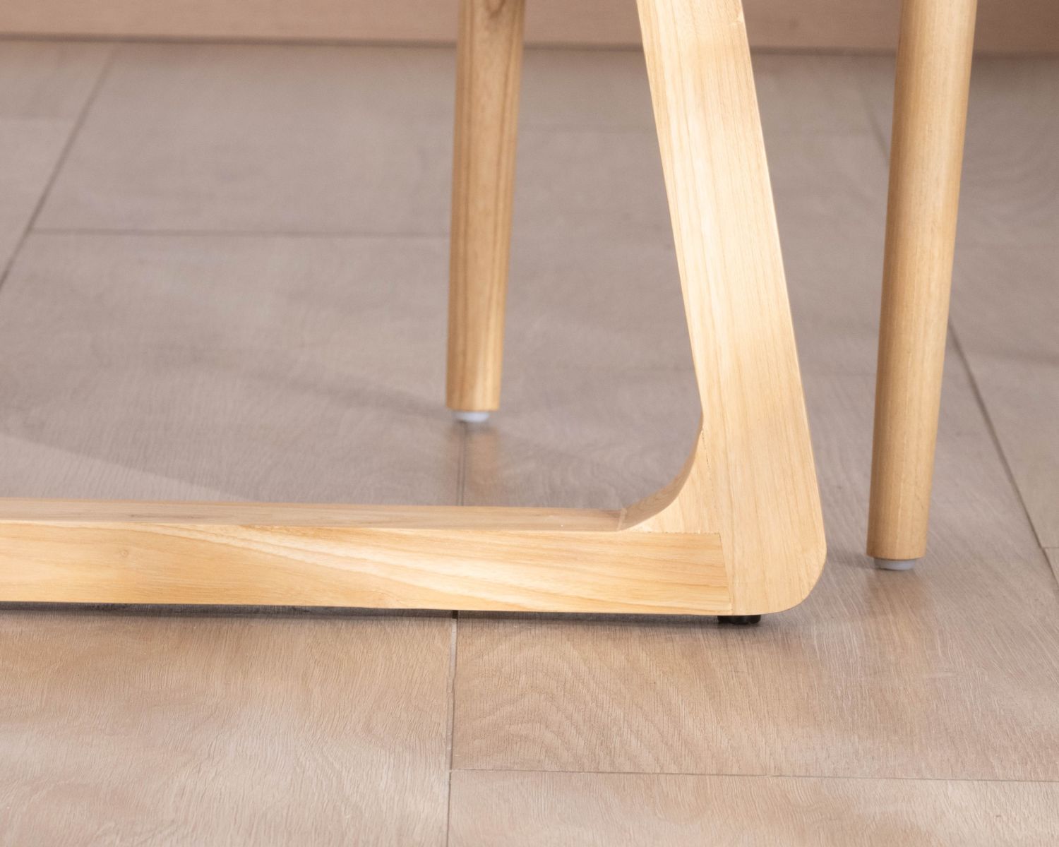Mesa de comedor redonda de 120 cm con patas trapezoidales de madera blanqueada «Calypso»