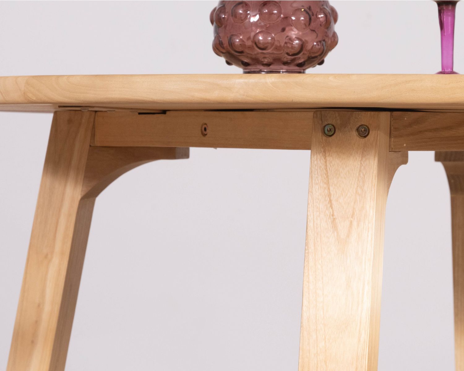 Mesa de comedor redonda de 120 cm con patas trapezoidales de madera blanqueada «Calypso»