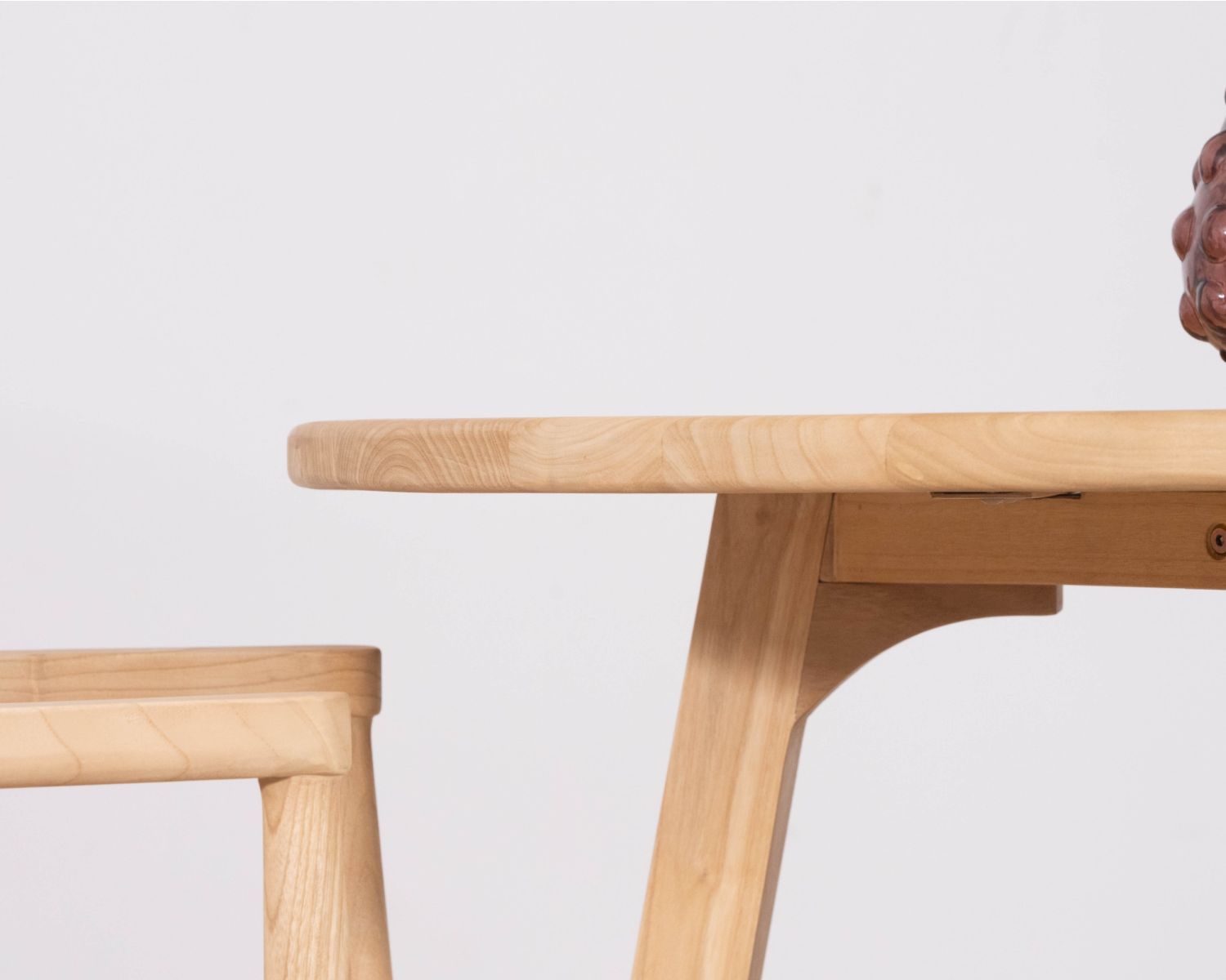 Mesa de comedor redonda de 120 cm con patas trapezoidales de madera blanqueada «Calypso»