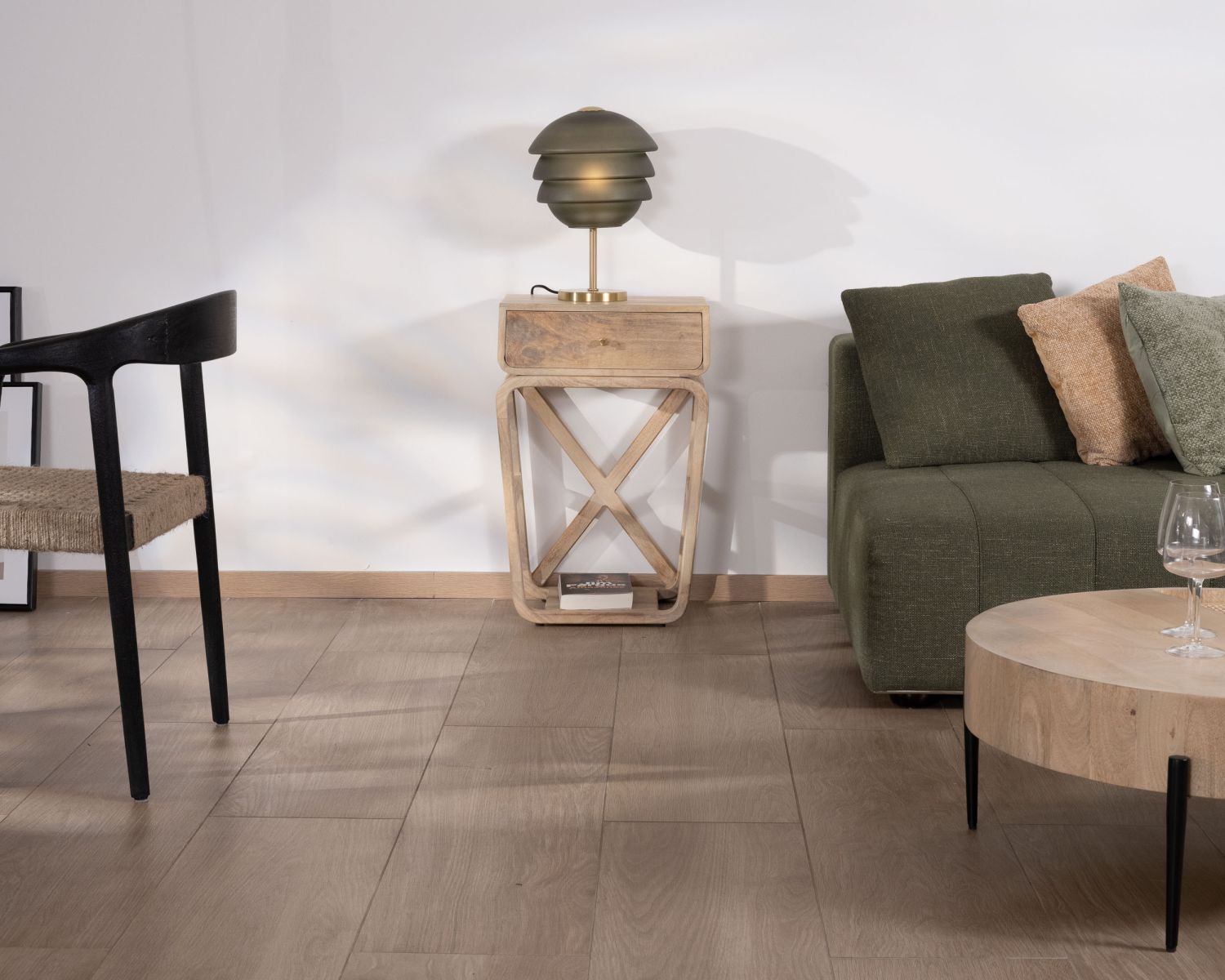 Mesita de noche de estilo minimalista y retro de madera de mango «Loopie»