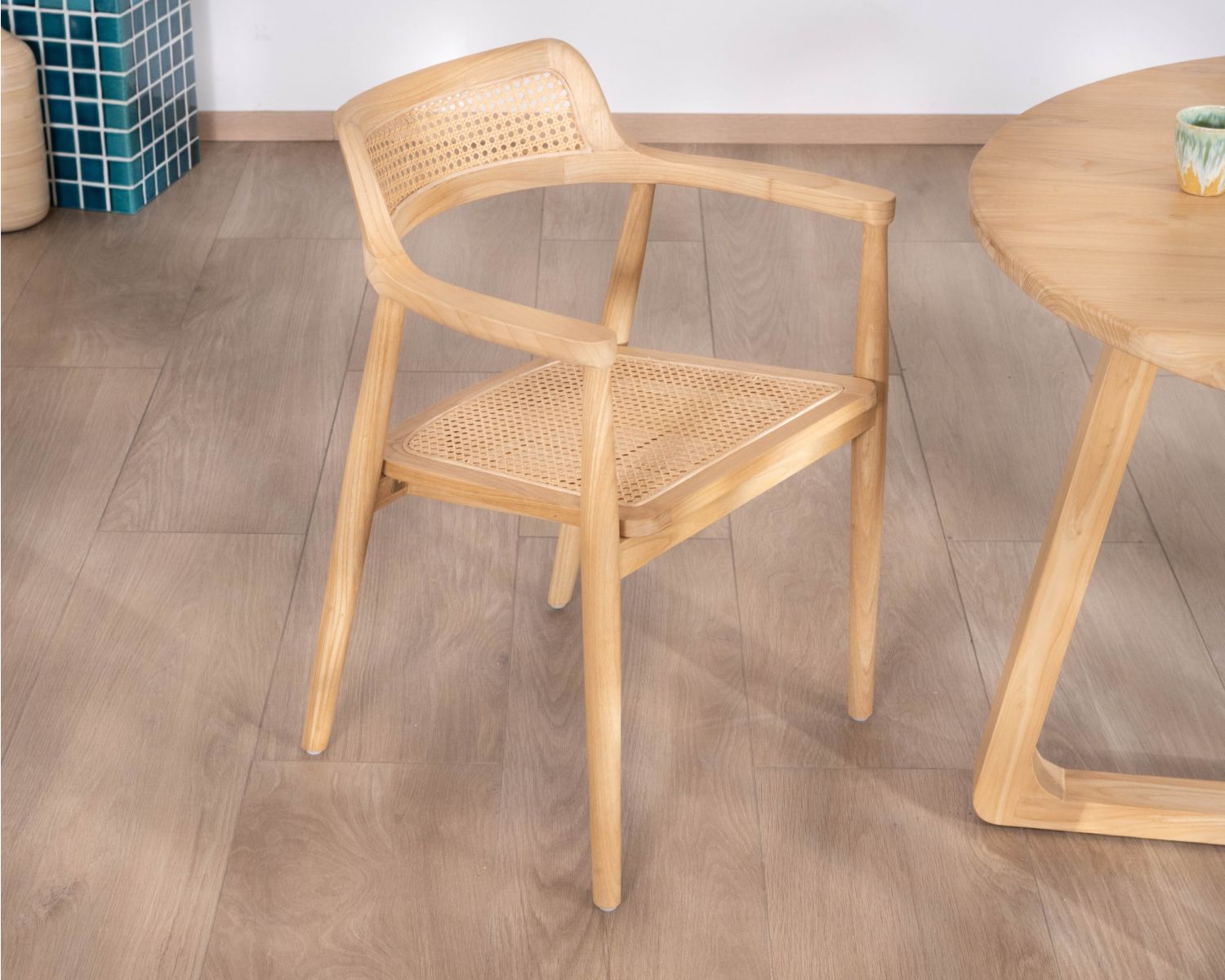 Silla de comedor con reposabrazos y diseño minimalista «Vogue», de madera de sungkai