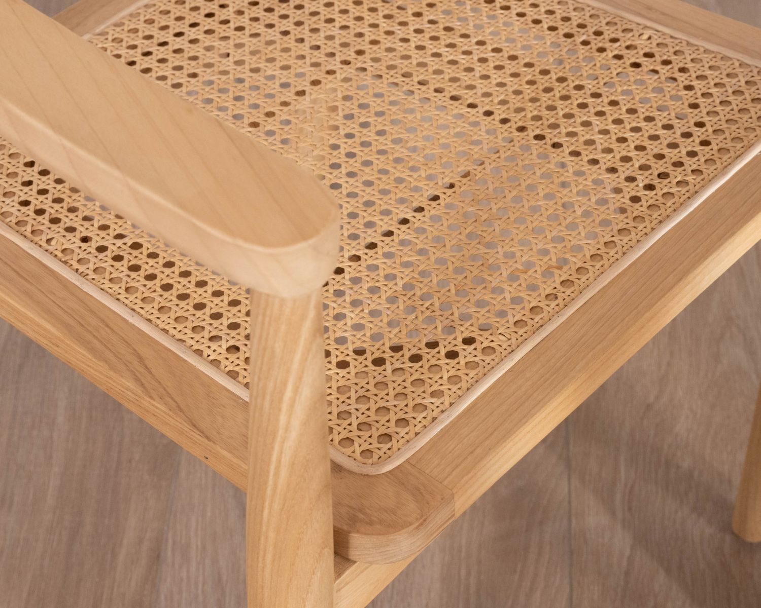 Silla de comedor con reposabrazos y diseño minimalista «Vogue», de madera de sungkai