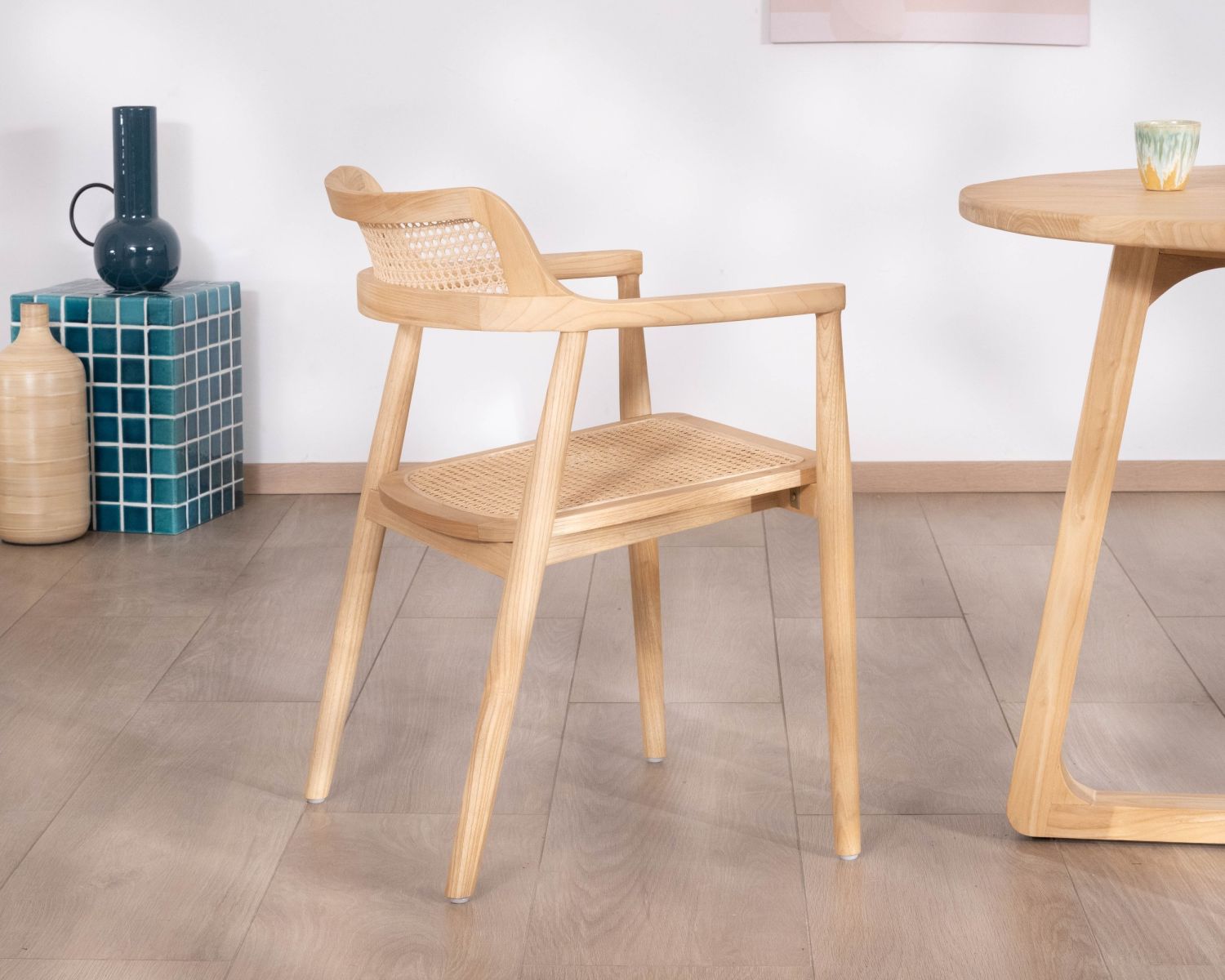 Silla de comedor con reposabrazos y diseño minimalista «Vogue», de madera de sungkai