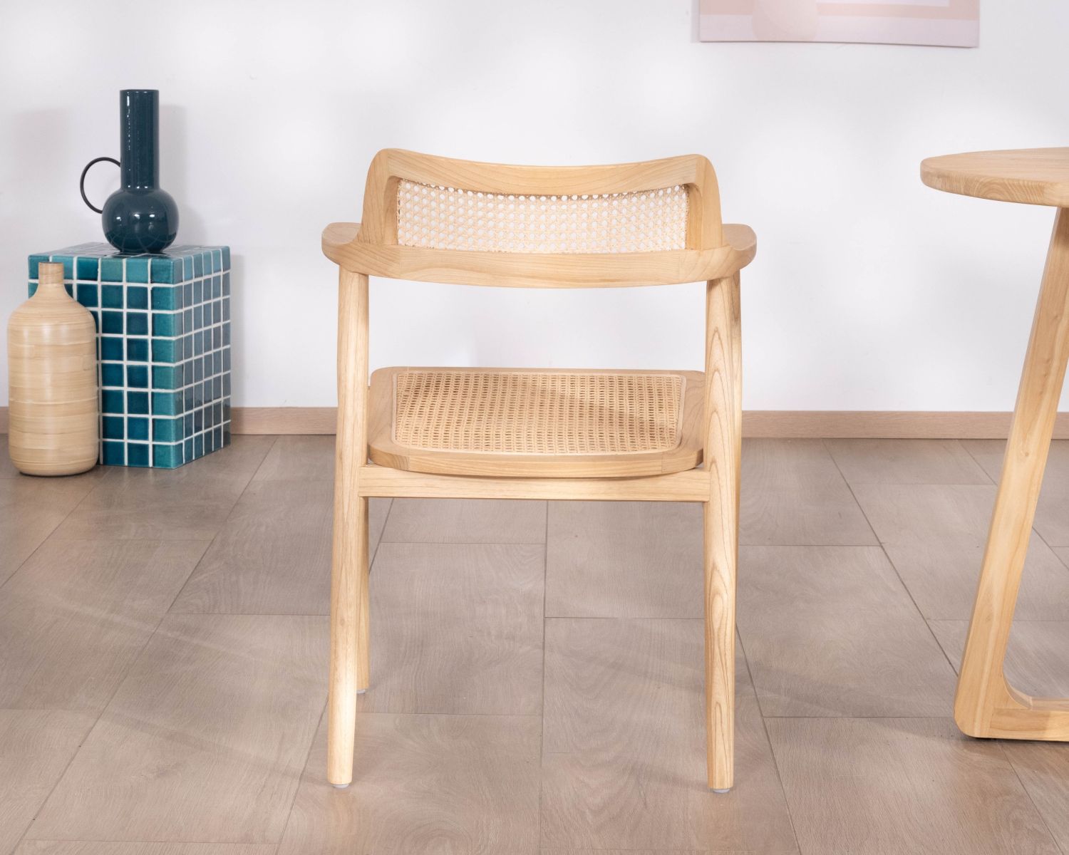 Silla de comedor con reposabrazos y diseño minimalista «Vogue», de madera de sungkai