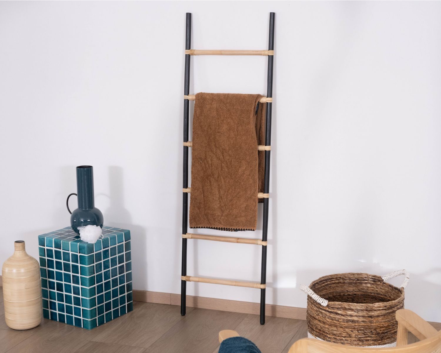 Escalera de ratán con acabado bicolor natural y negro «Solira», 150 cm