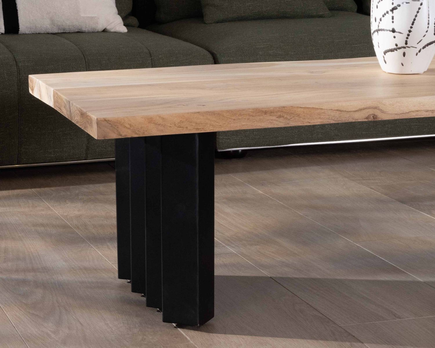 Mesa de salón de diseño en madera de acacia natural y patas de metal plisadas «Audacio»