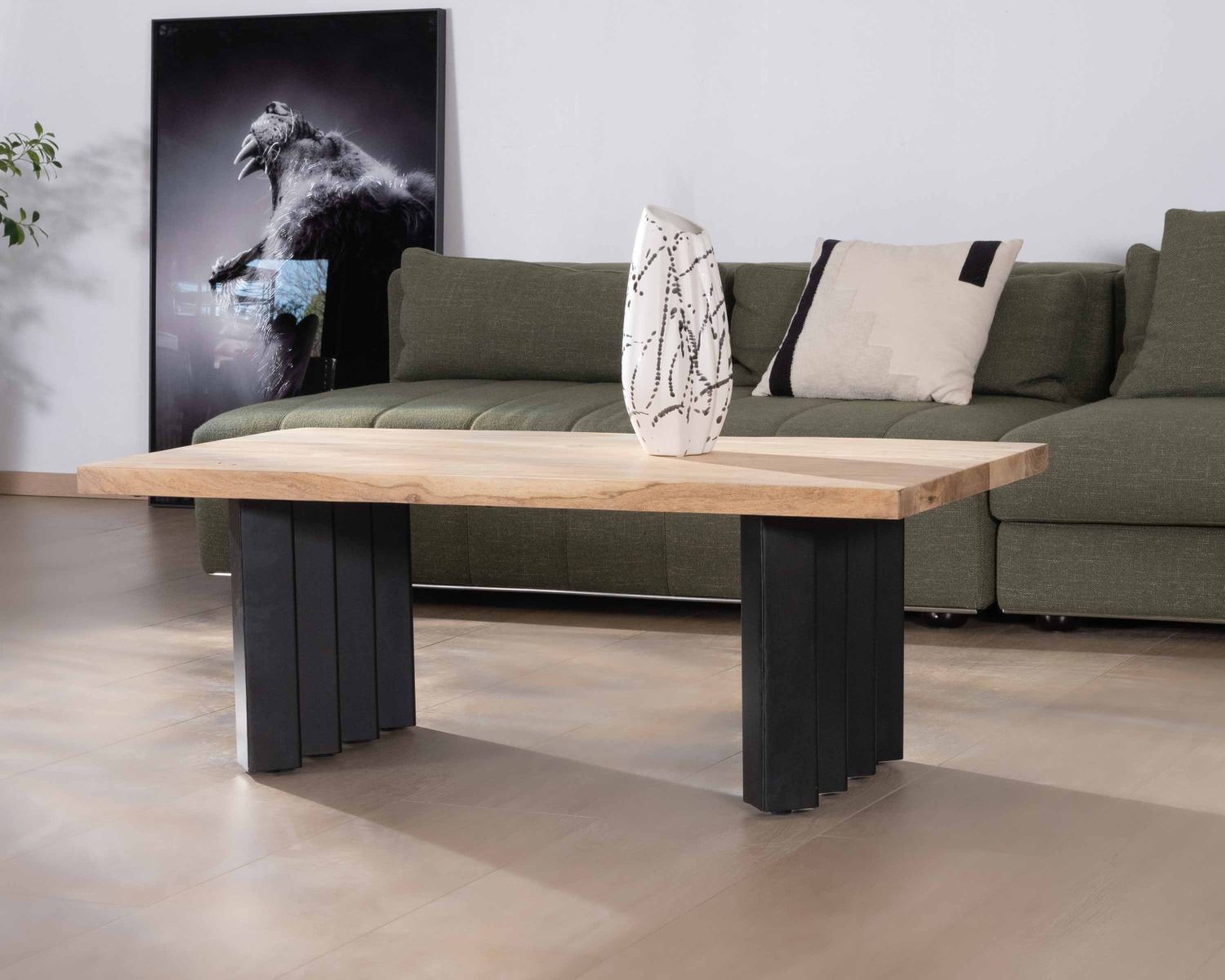 Mesa de salón de diseño en madera de acacia natural y patas de metal plisadas «Audacio»