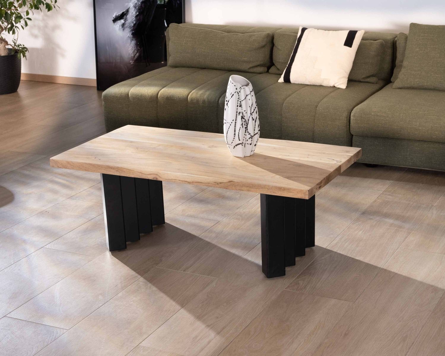 Mesa de salón de diseño en madera de acacia natural y patas de metal plisadas «Audacio»
