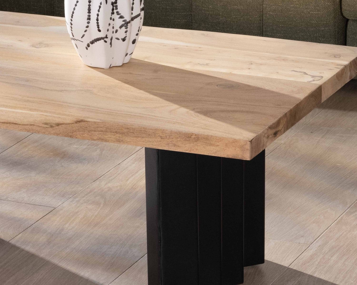 Mesa de salón de diseño en madera de acacia natural y patas de metal plisadas «Audacio»