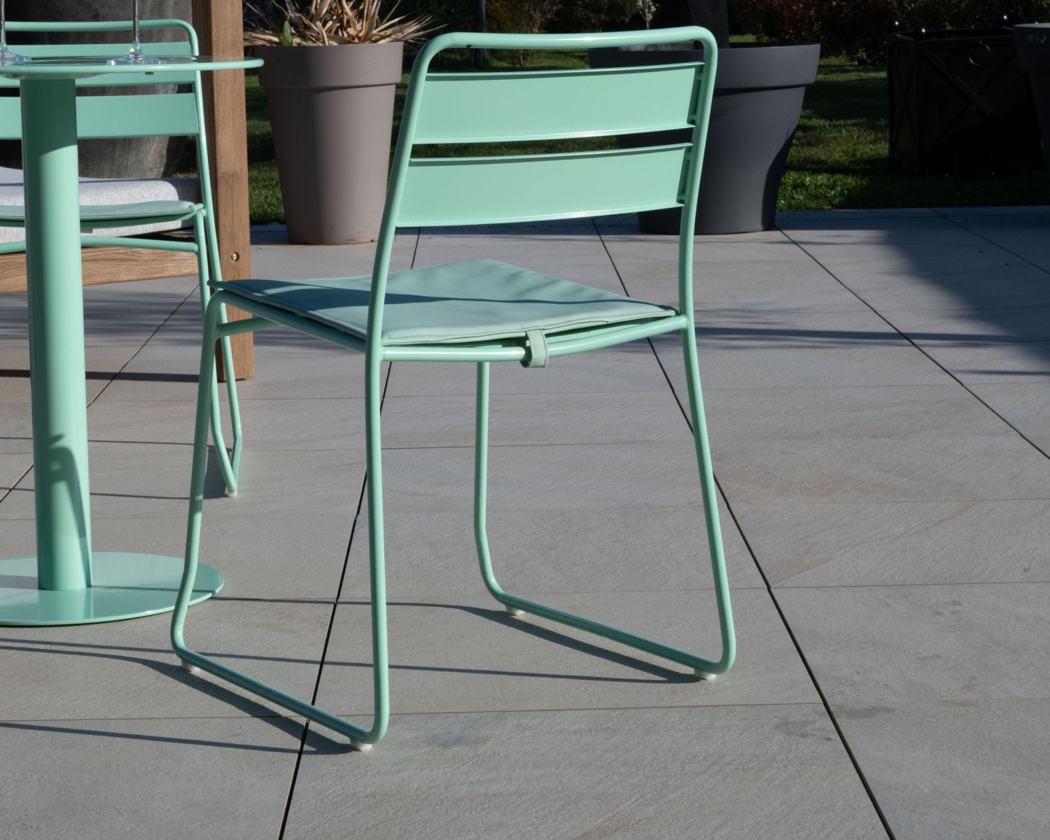 Conjunto de bar de metal en color turquesa «Juicy», de estilo pop