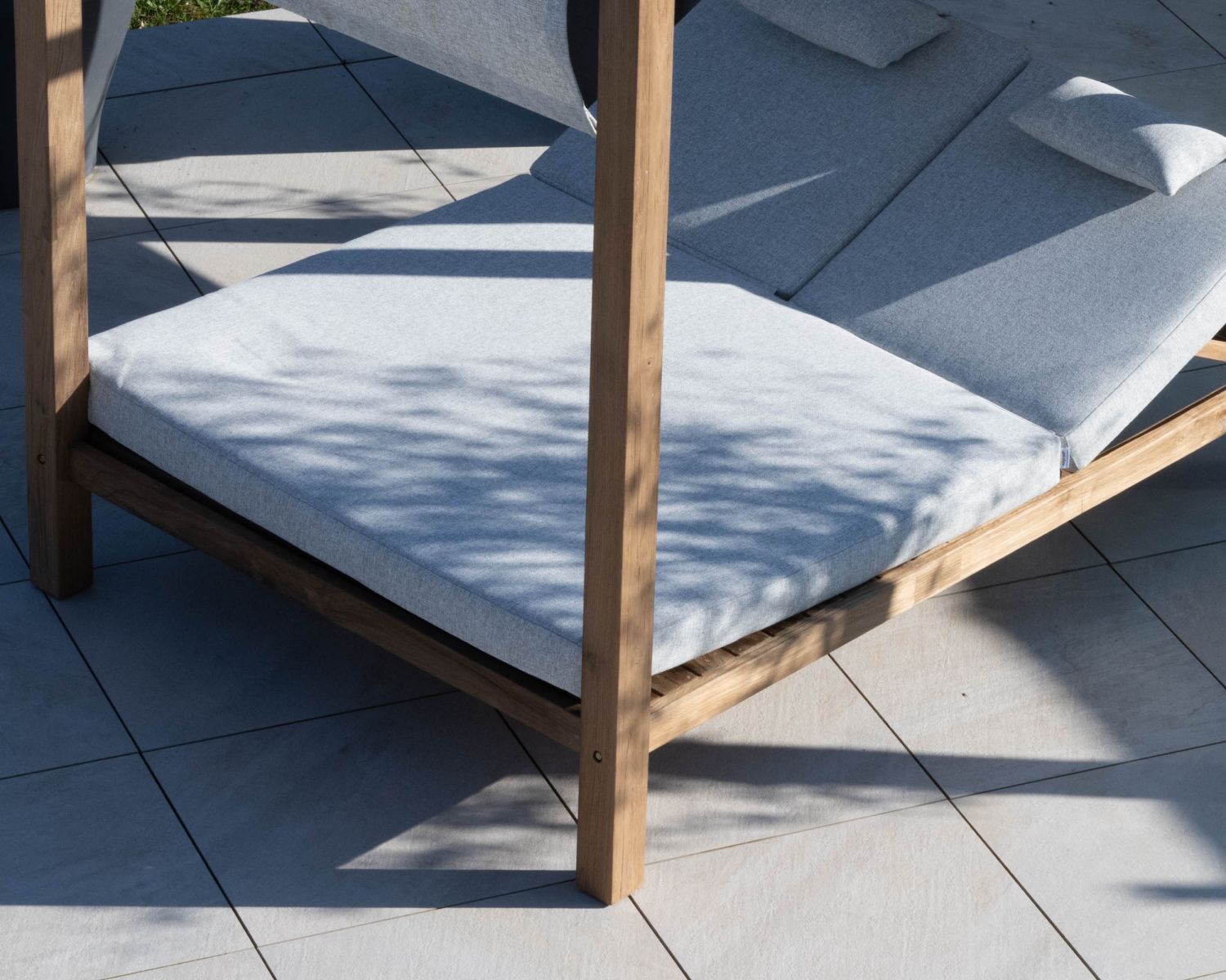 Tumbona de jardín de teca y tela especial para exteriores de color gris claro «Eclipse»