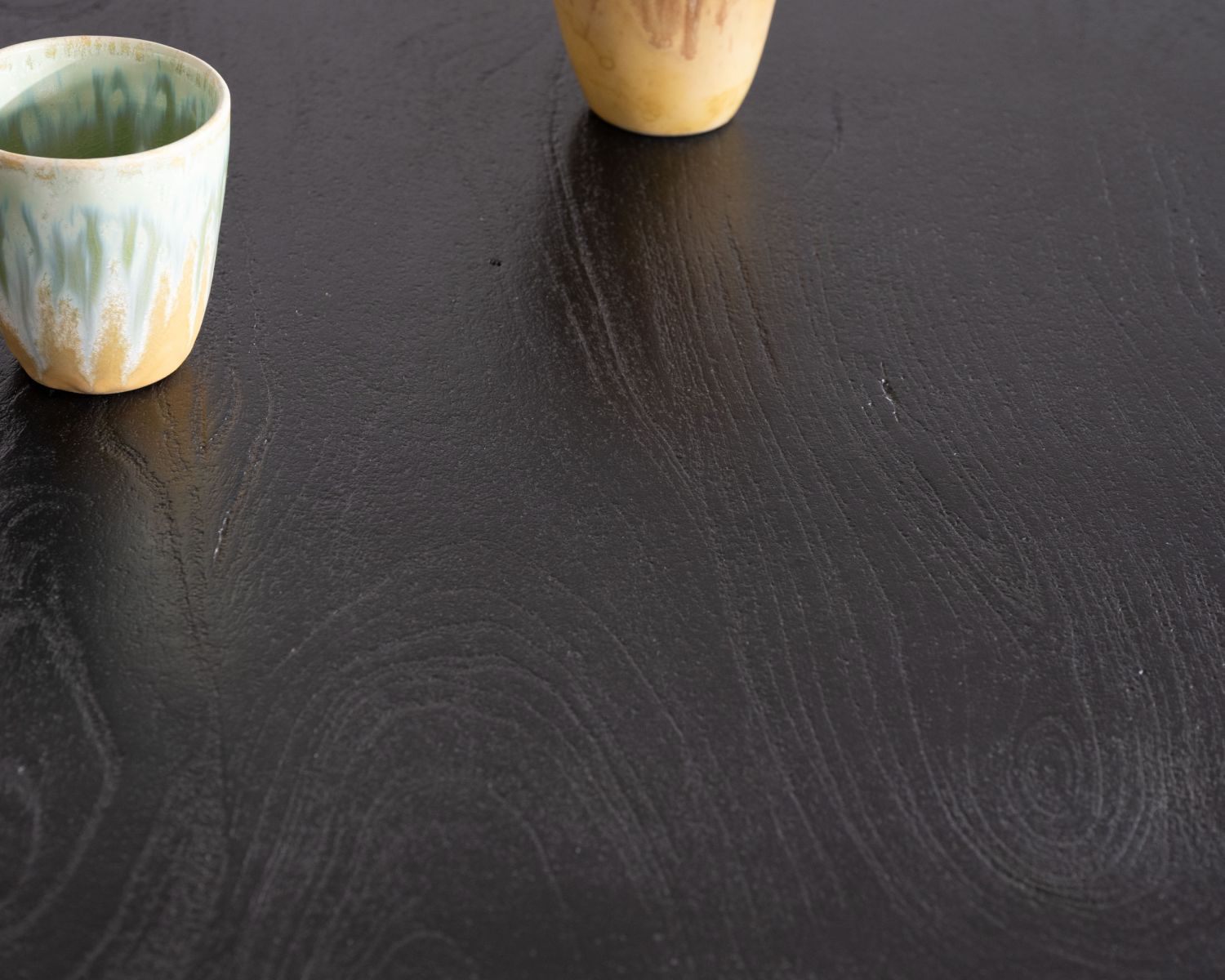 Mesa redonda de estilo bistró en madera de mango negro y con pata tipo tulipán «Piccadilly», de 70 cm de diámetro