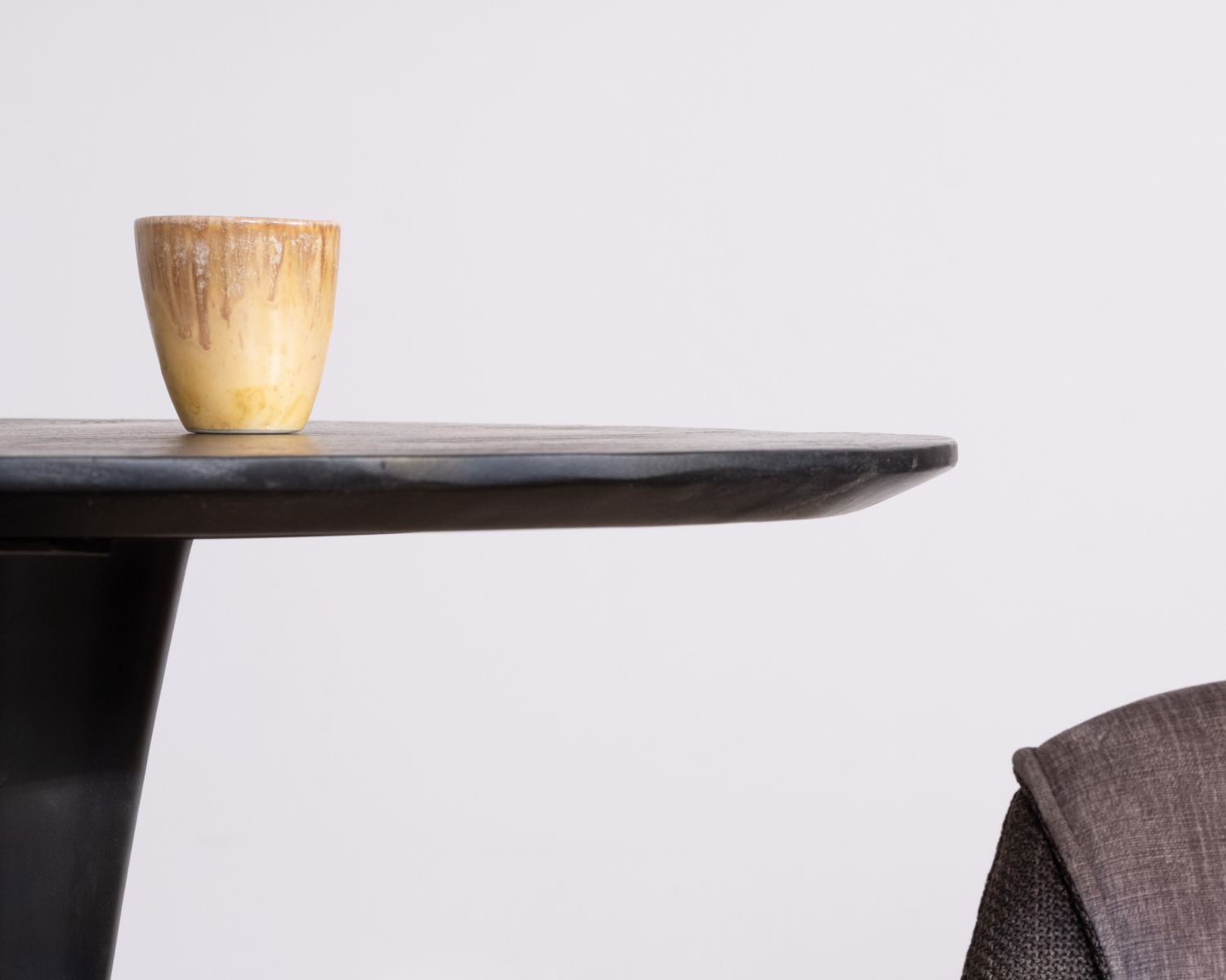 Mesa redonda de estilo bistró en madera de mango negro y con pata tipo tulipán «Piccadilly», de 70 cm de diámetro