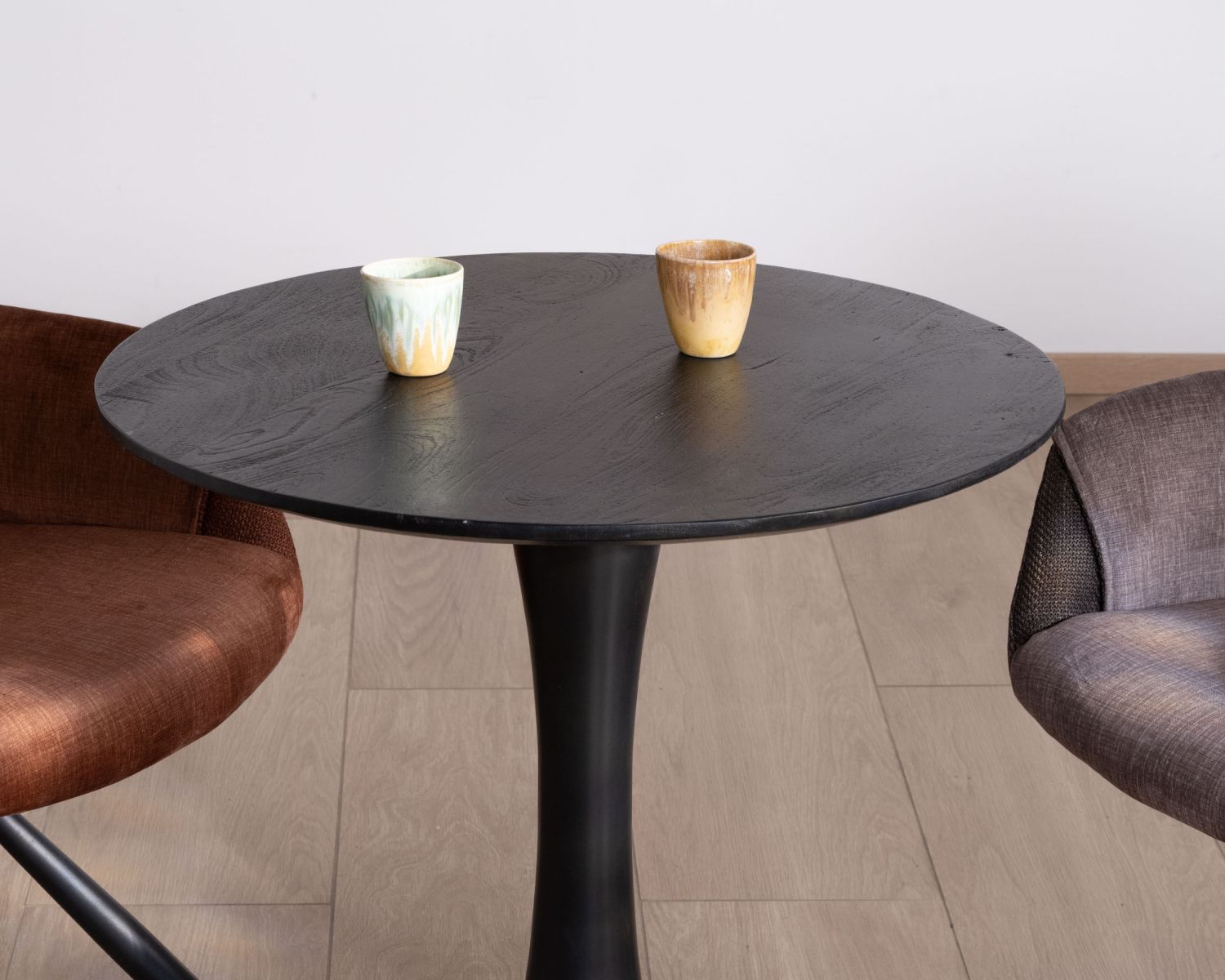 Mesa redonda de estilo bistró en madera de mango negro y con pata tipo tulipán «Piccadilly», de 70 cm de diámetro