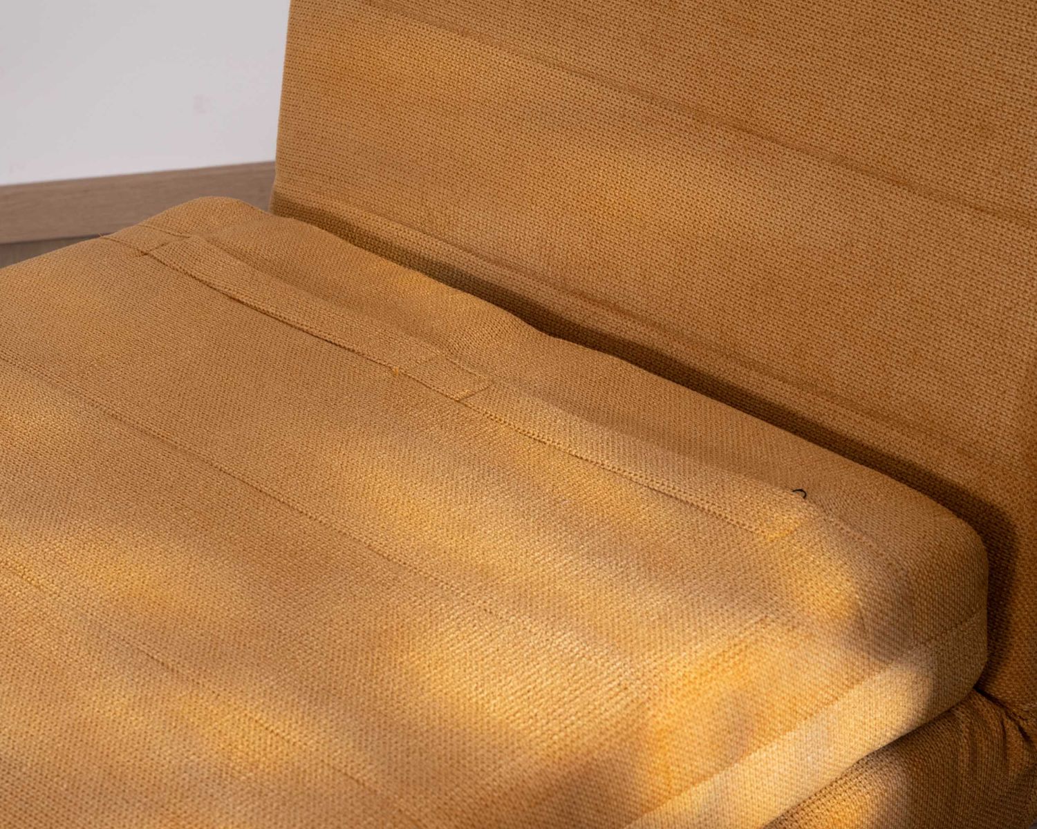 Sillón acogedor y convertible «Folda» en tela amarillo mostaza
