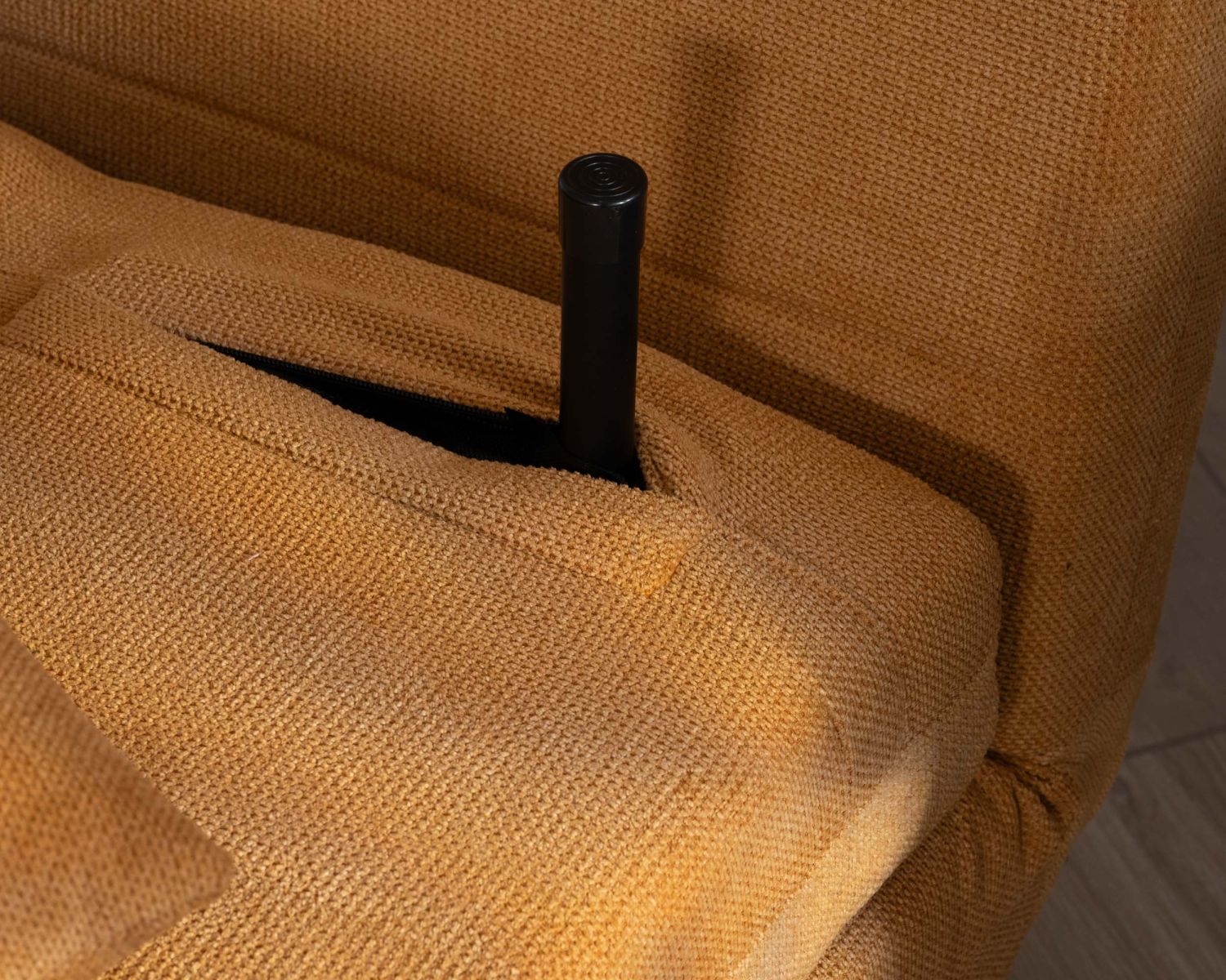 Sillón acogedor y convertible «Folda» en tela amarillo mostaza