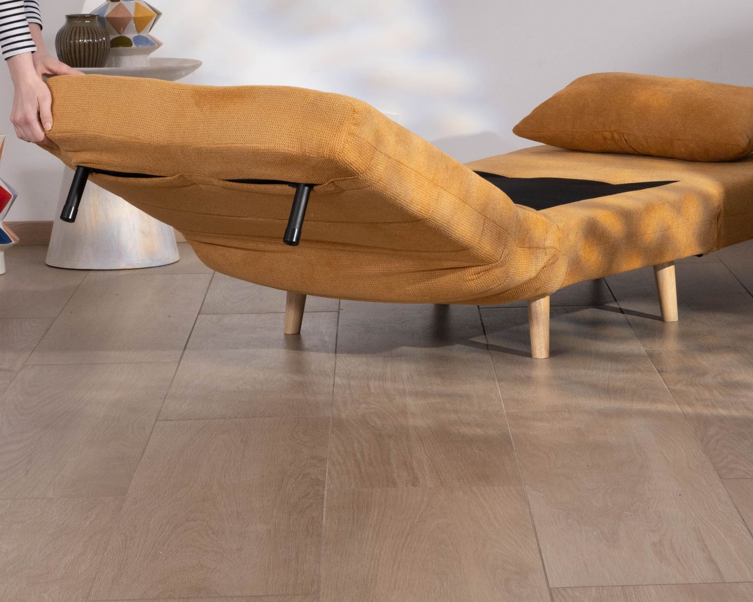 Sillón acogedor y convertible «Folda» en tela amarillo mostaza