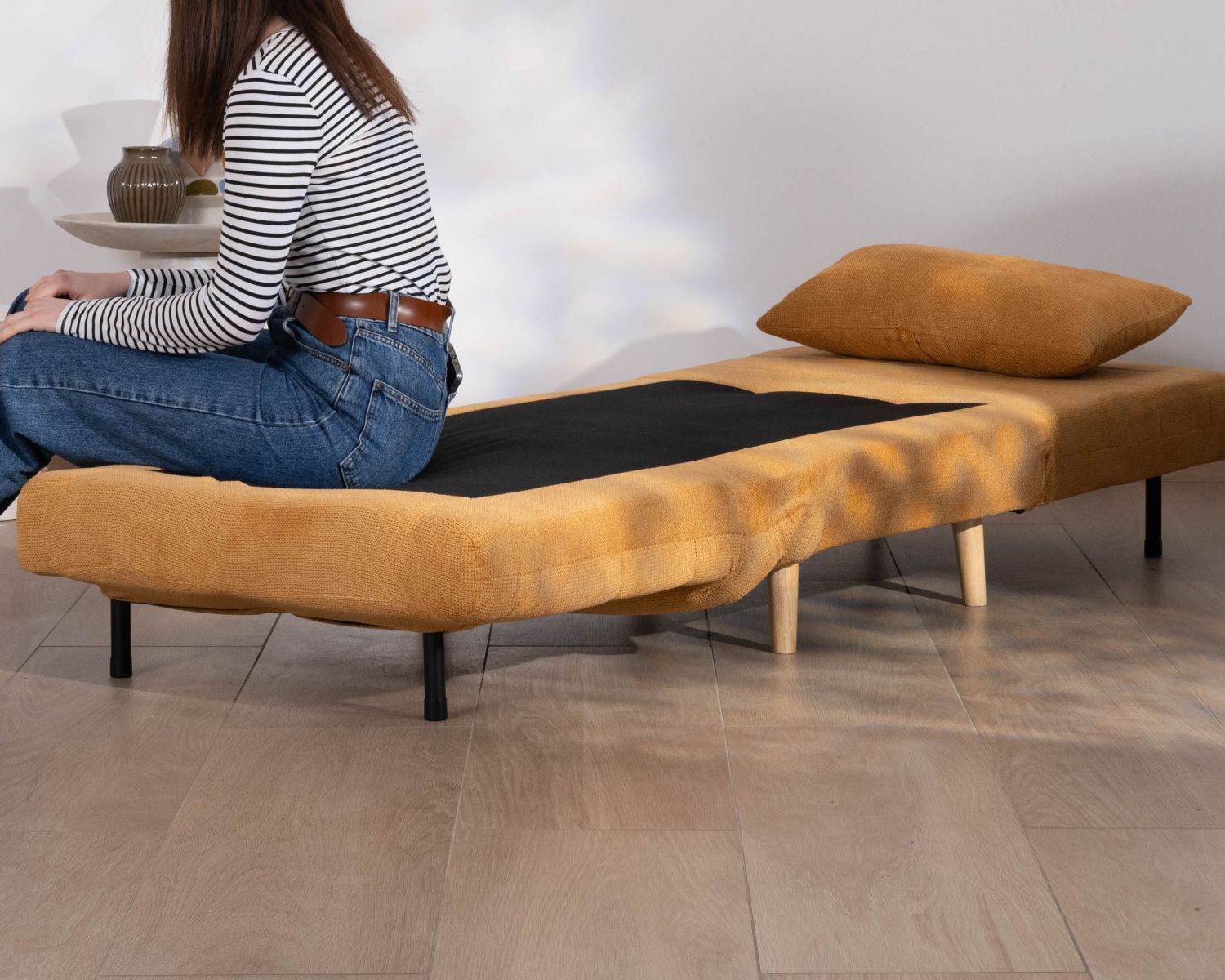 Sillón acogedor y convertible «Folda» en tela amarillo mostaza