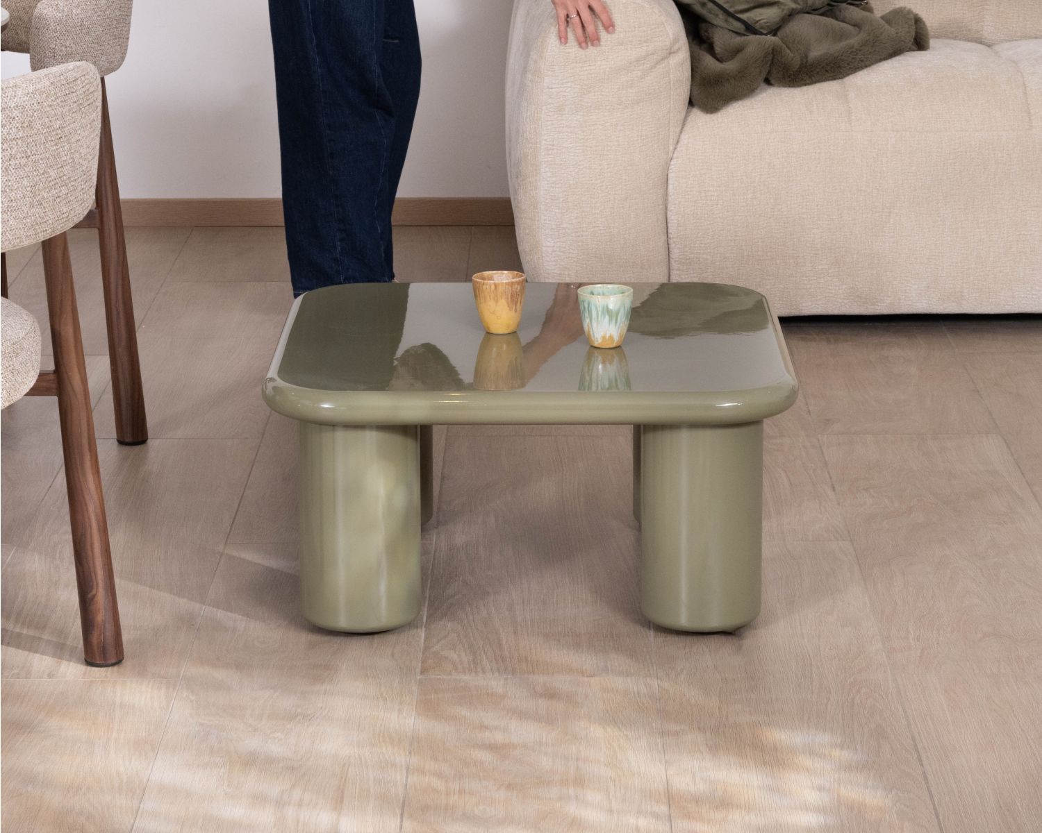 Mesa de centro cuadrada de 70 cm, de estilo minimalista, en color verde salvia «Nalya», con una base escultural