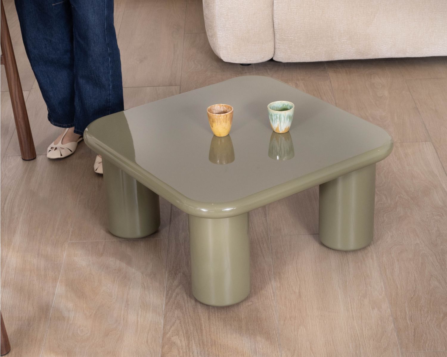 Mesa de centro cuadrada de 70 cm, de estilo minimalista, en color verde salvia «Nalya», con una base escultural