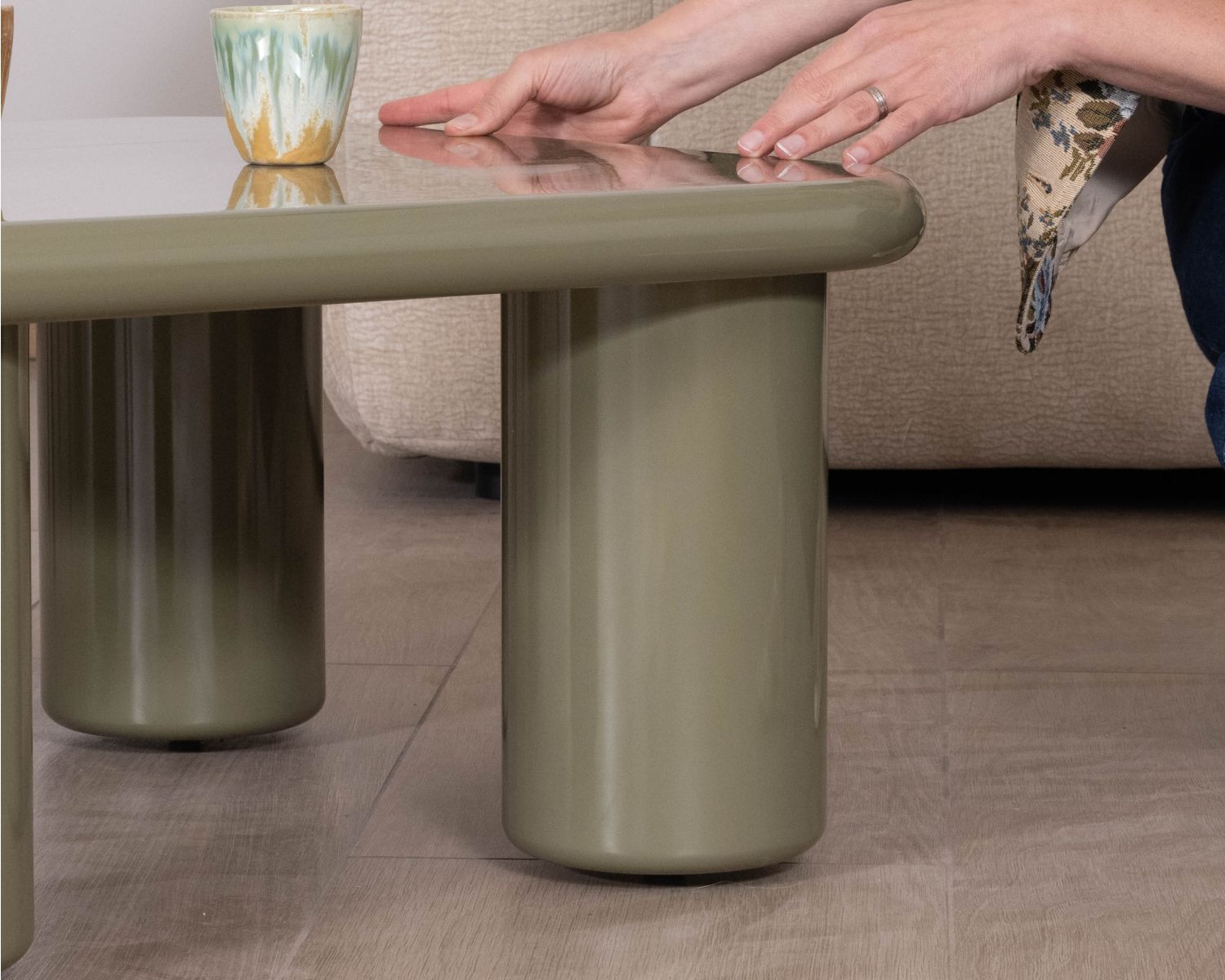 Mesa de centro cuadrada de 70 cm, de estilo minimalista, en color verde salvia «Nalya», con una base escultural