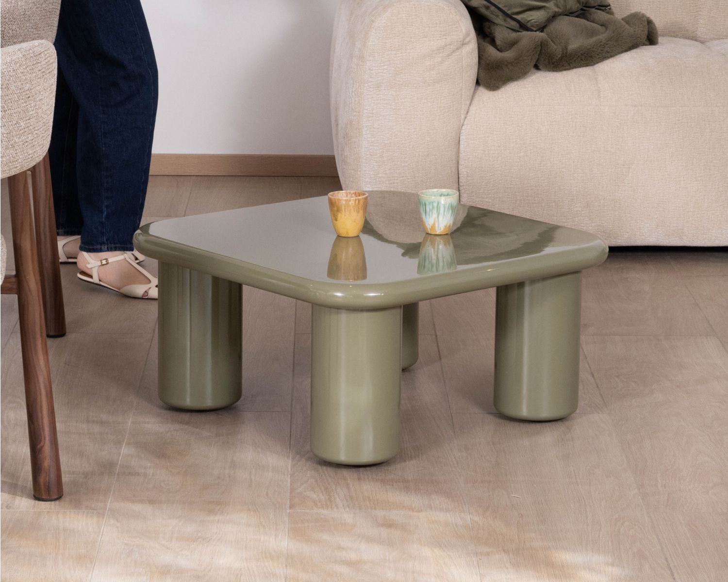 Mesa de centro cuadrada de 70 cm, de estilo minimalista, en color verde salvia «Nalya», con una base escultural