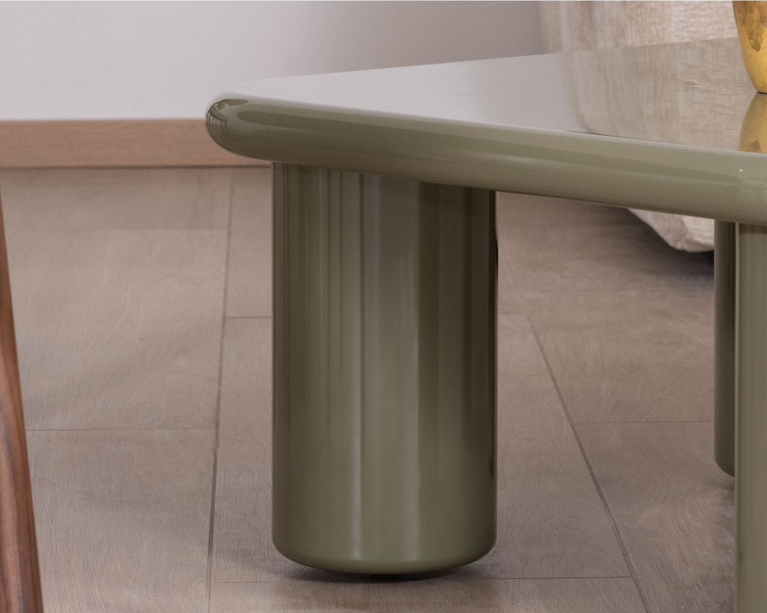 Mesa de centro cuadrada de 70 cm, de estilo minimalista, en color verde salvia «Nalya», con una base escultural