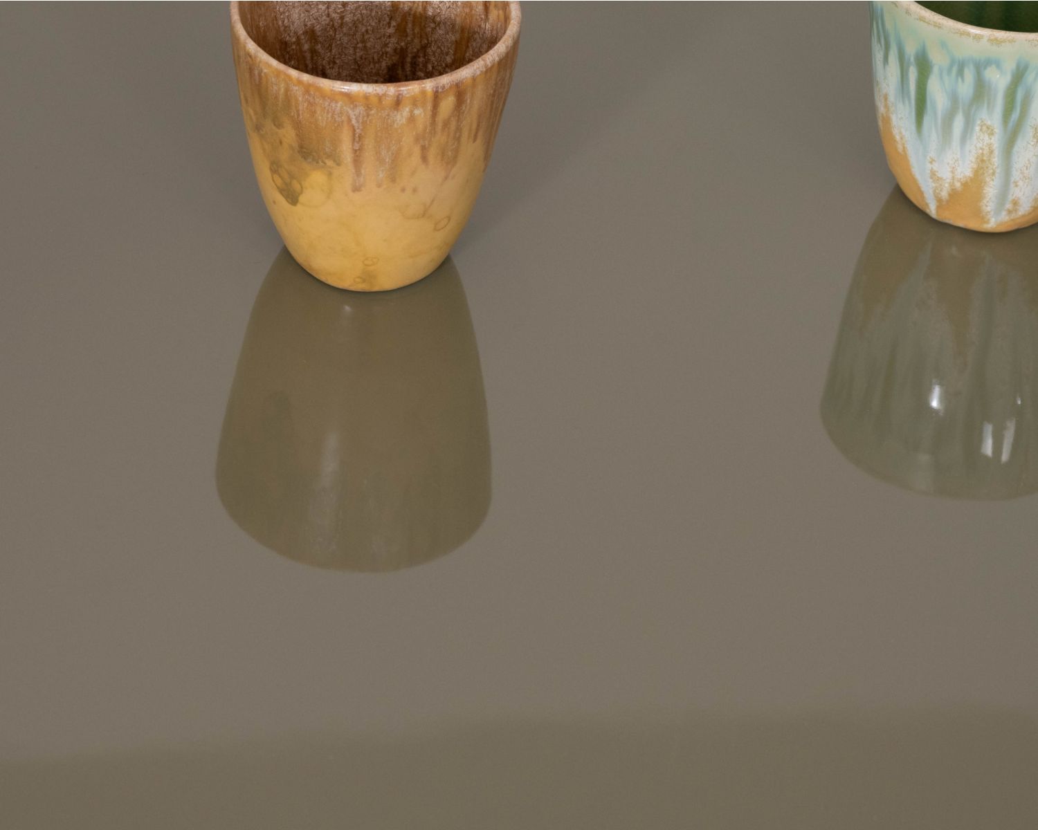 Mesa de centro cuadrada de 70 cm, de estilo minimalista, en color verde salvia «Nalya», con una base escultural