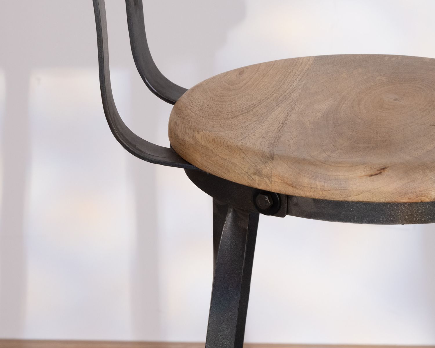 Silla de bar de metal gris antiguo y madera «Atelier grey», altura 110 cm