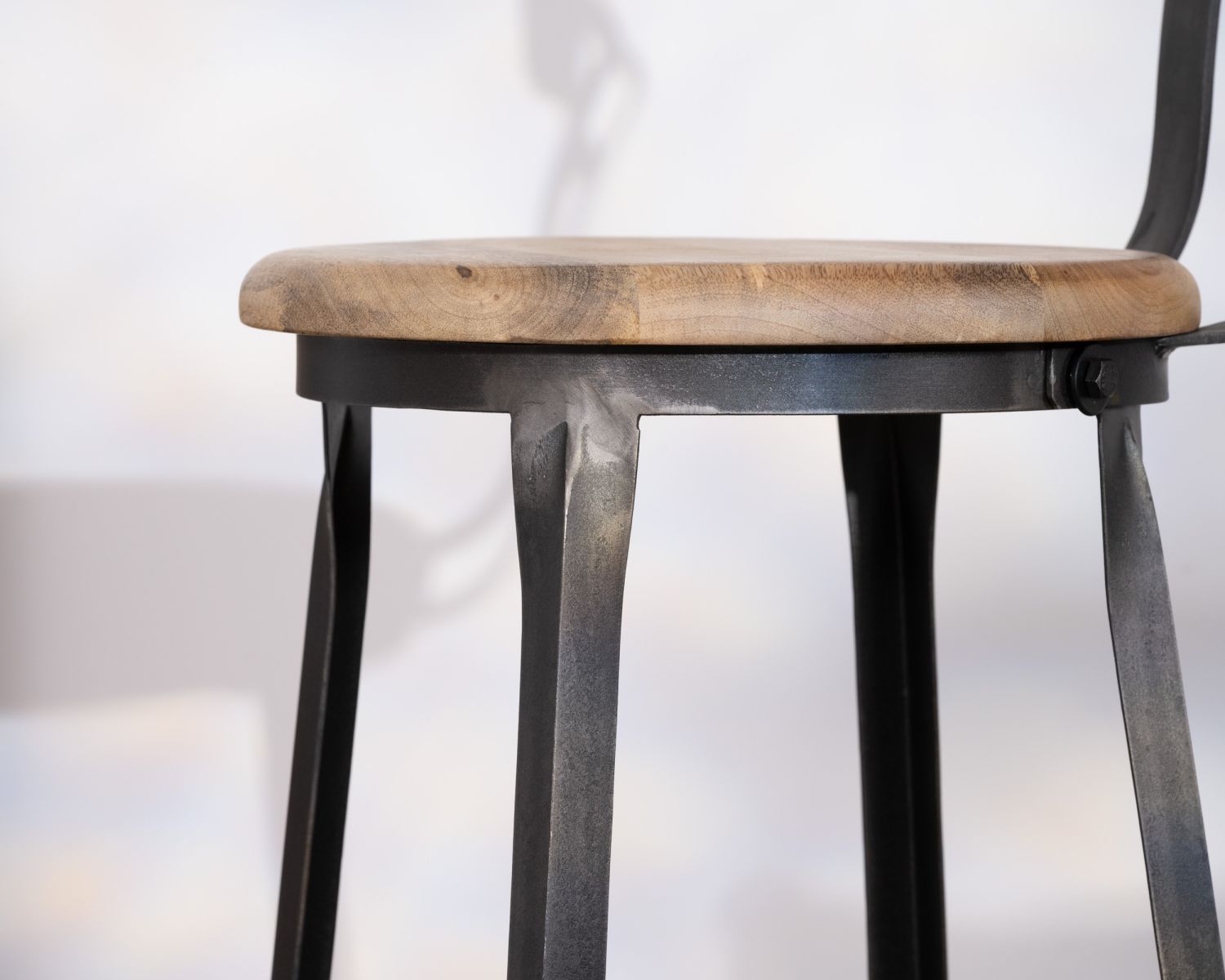 Silla de bar de metal gris antiguo y madera «Atelier grey», altura 110 cm