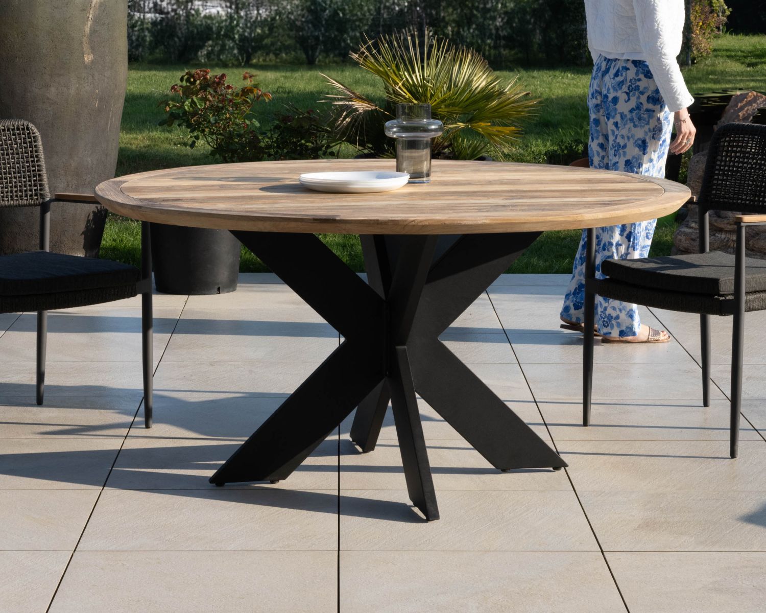 Mesa de comedor redonda para exterior de teca y aluminio «Ozone», 130 cm