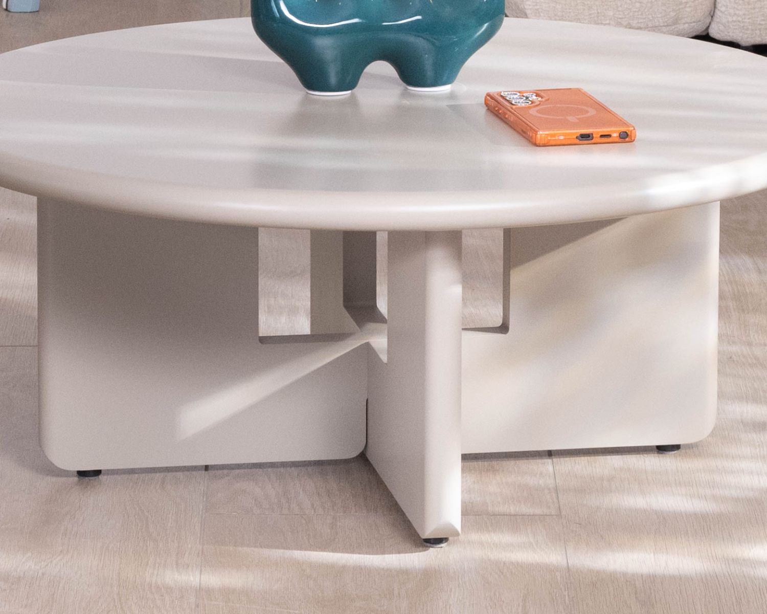 Mesa de centro redonda de 80 cm, color beige, modelo «Nalya», con base escultural