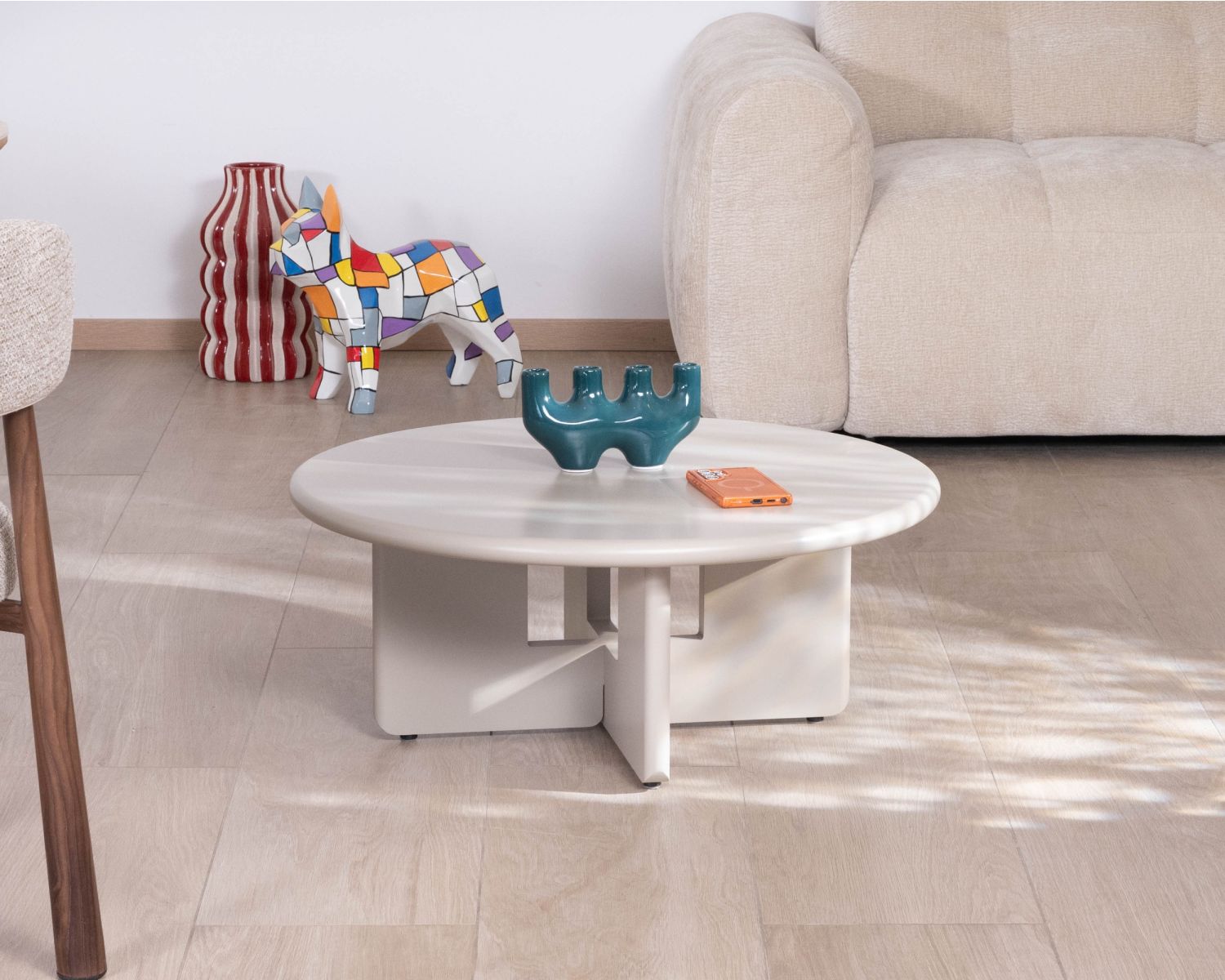 Mesa de centro redonda de 80 cm, color beige, modelo «Nalya», con base escultural