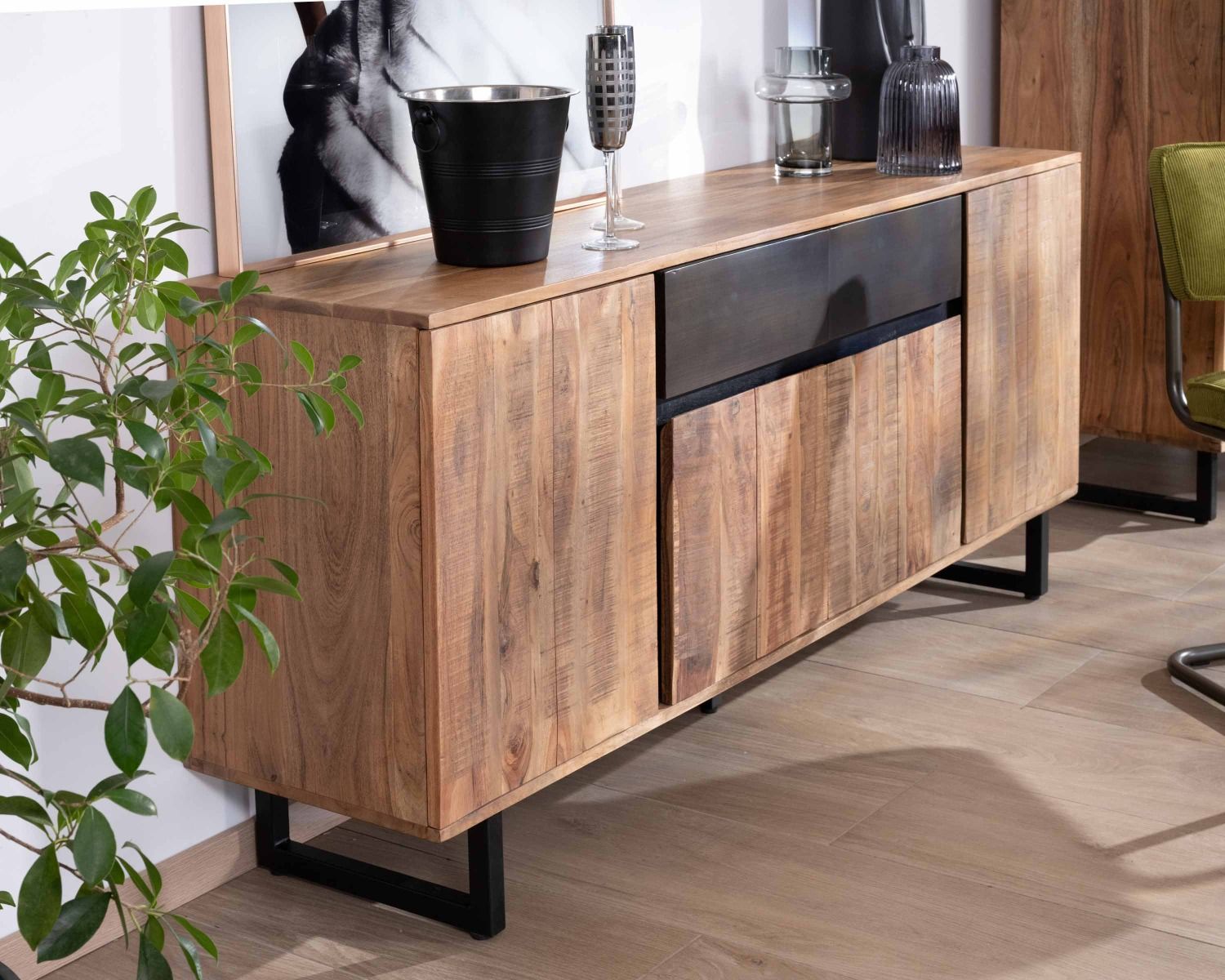 Aparador de 175 cm de acacia con 2 cajones y patas metálicas negras «Bennett»