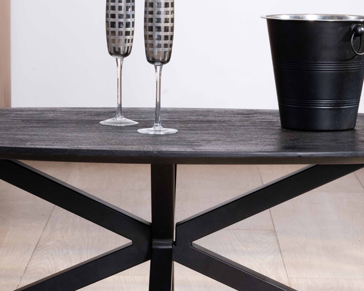 Mesa de centro negra con tablero elíptico de madera maciza de mango lijada y patas metálicas 3D «Pisa»