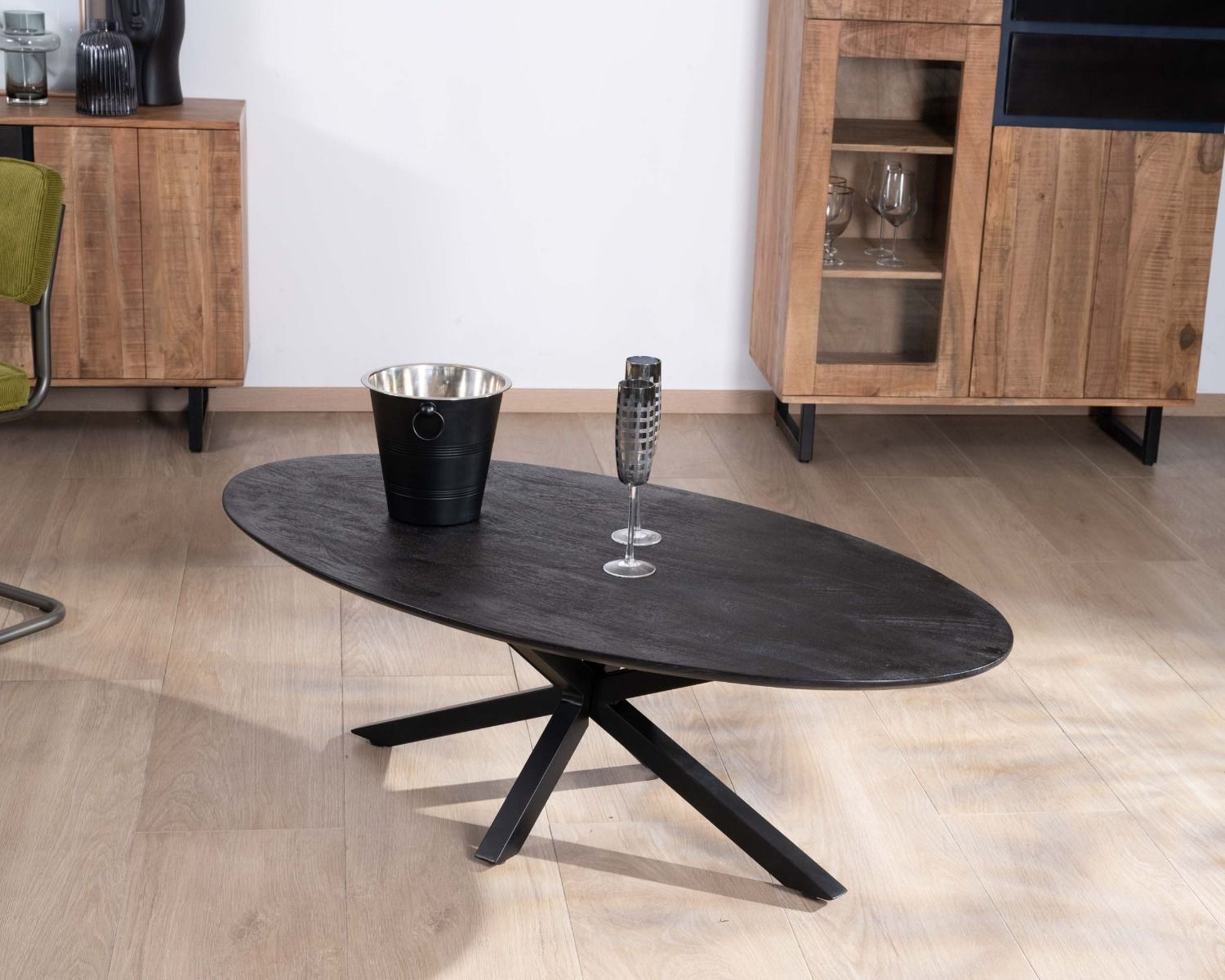Mesa de centro negra con tablero elíptico de madera maciza de mango lijada y patas metálicas 3D «Pisa»