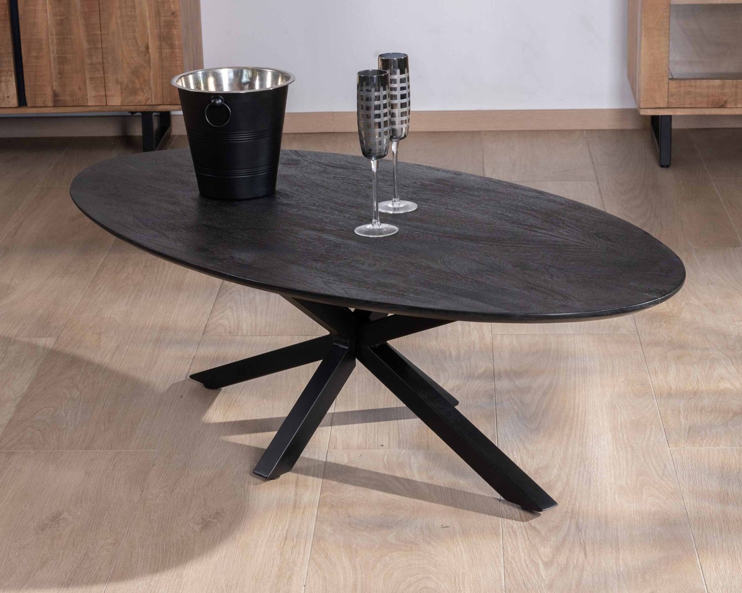 Mesa de centro negra con tablero elíptico de madera maciza de mango lijada y patas metálicas 3D «Pisa»