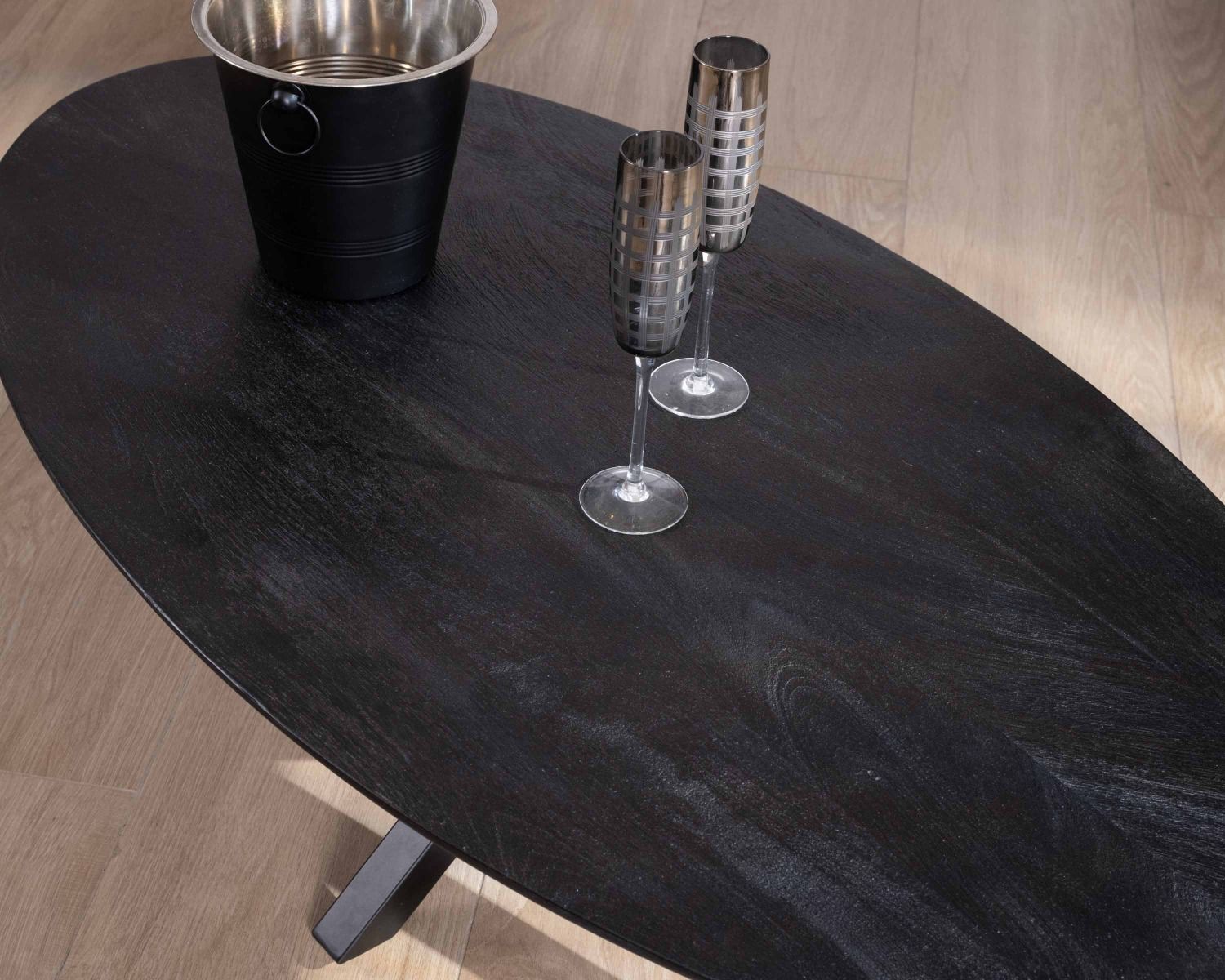 Mesa de centro negra con tablero elíptico de madera maciza de mango lijada y patas metálicas 3D «Pisa»