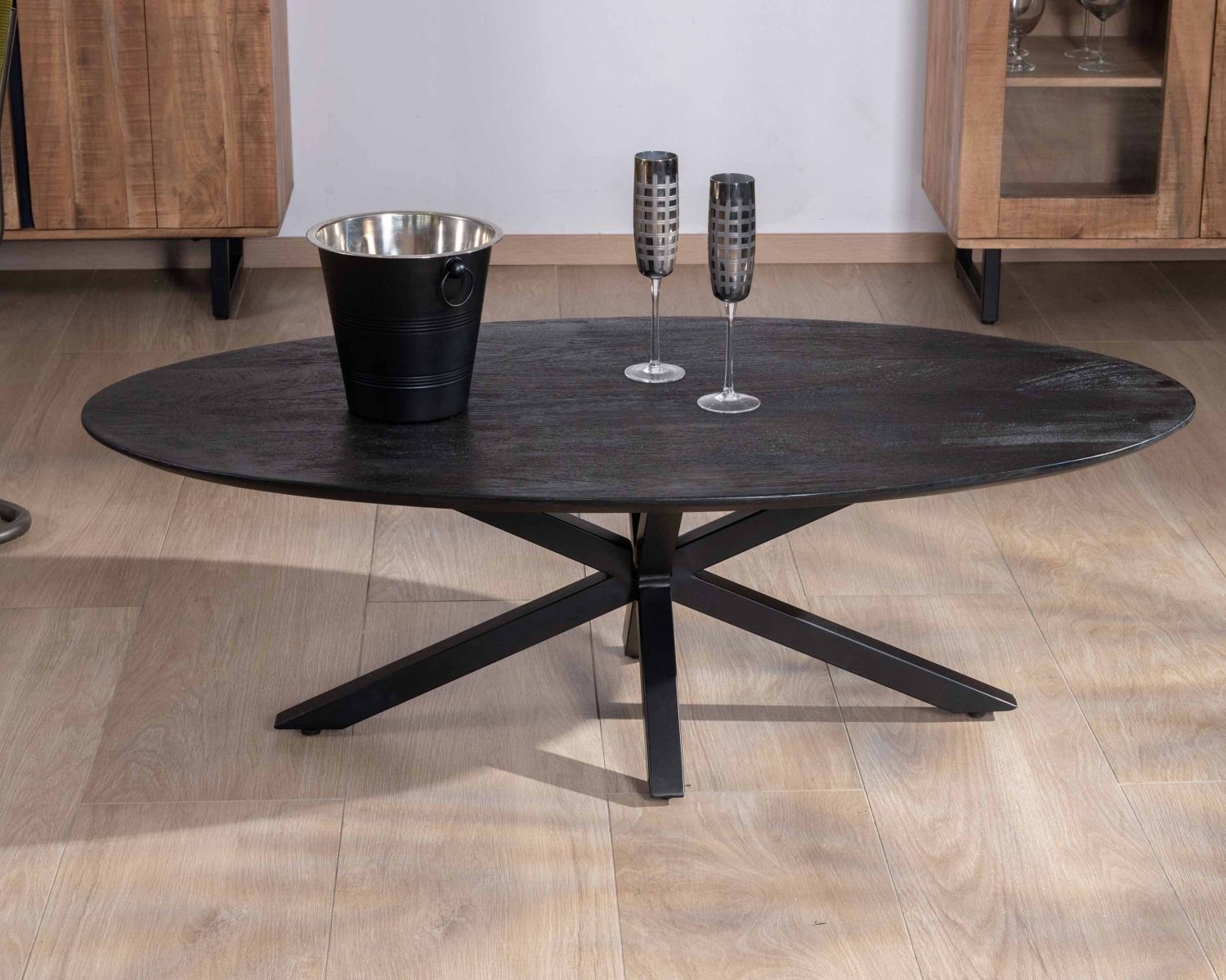 Mesa de centro negra con tablero elíptico de madera maciza de mango lijada y patas metálicas 3D «Pisa»