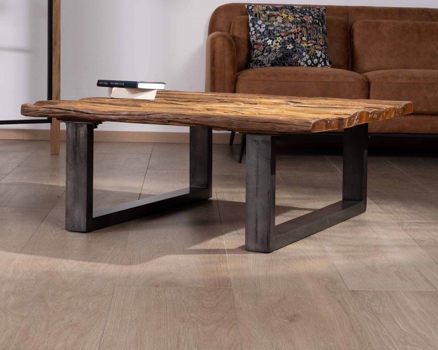 Mesa de salón cuadrada de madera reciclada natural, con tablero de cristal y patas en forma de U de color negro antiguo «Cidade»