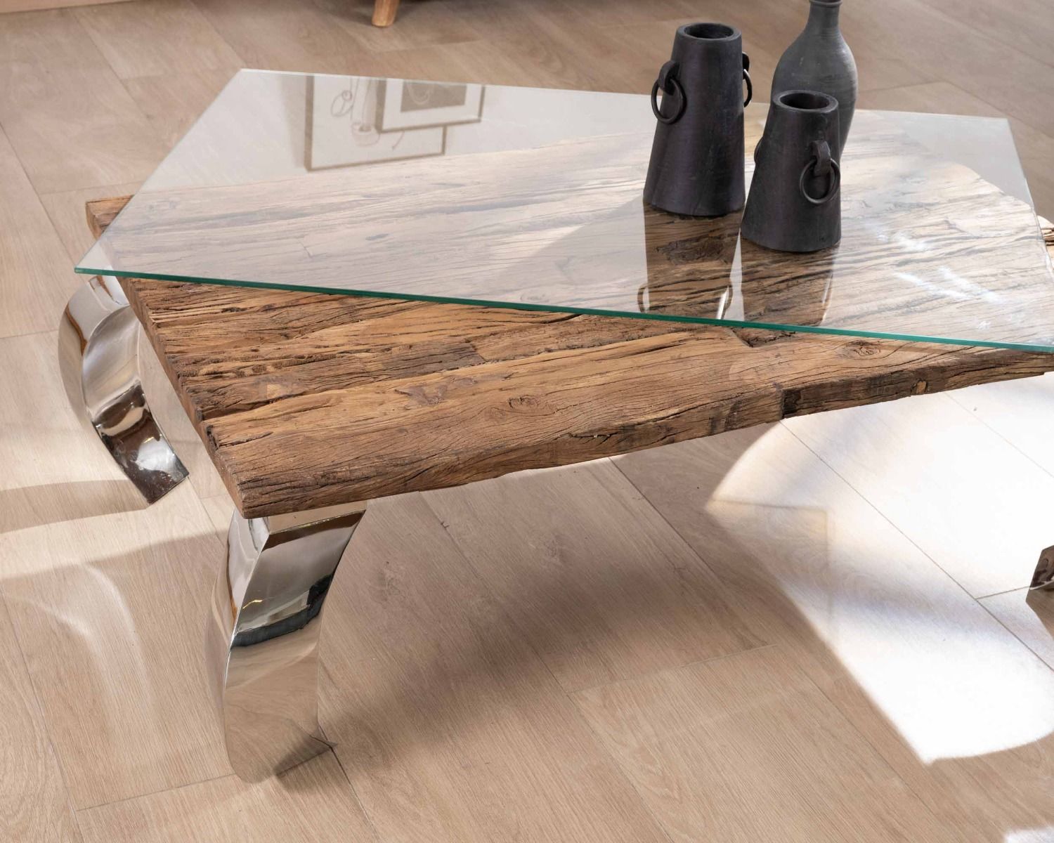 Mesa de centro rectangular de madera reciclada de estilo rústico, con tablero de cristal y patas de diseño de metal brillante color opio «Timber»
