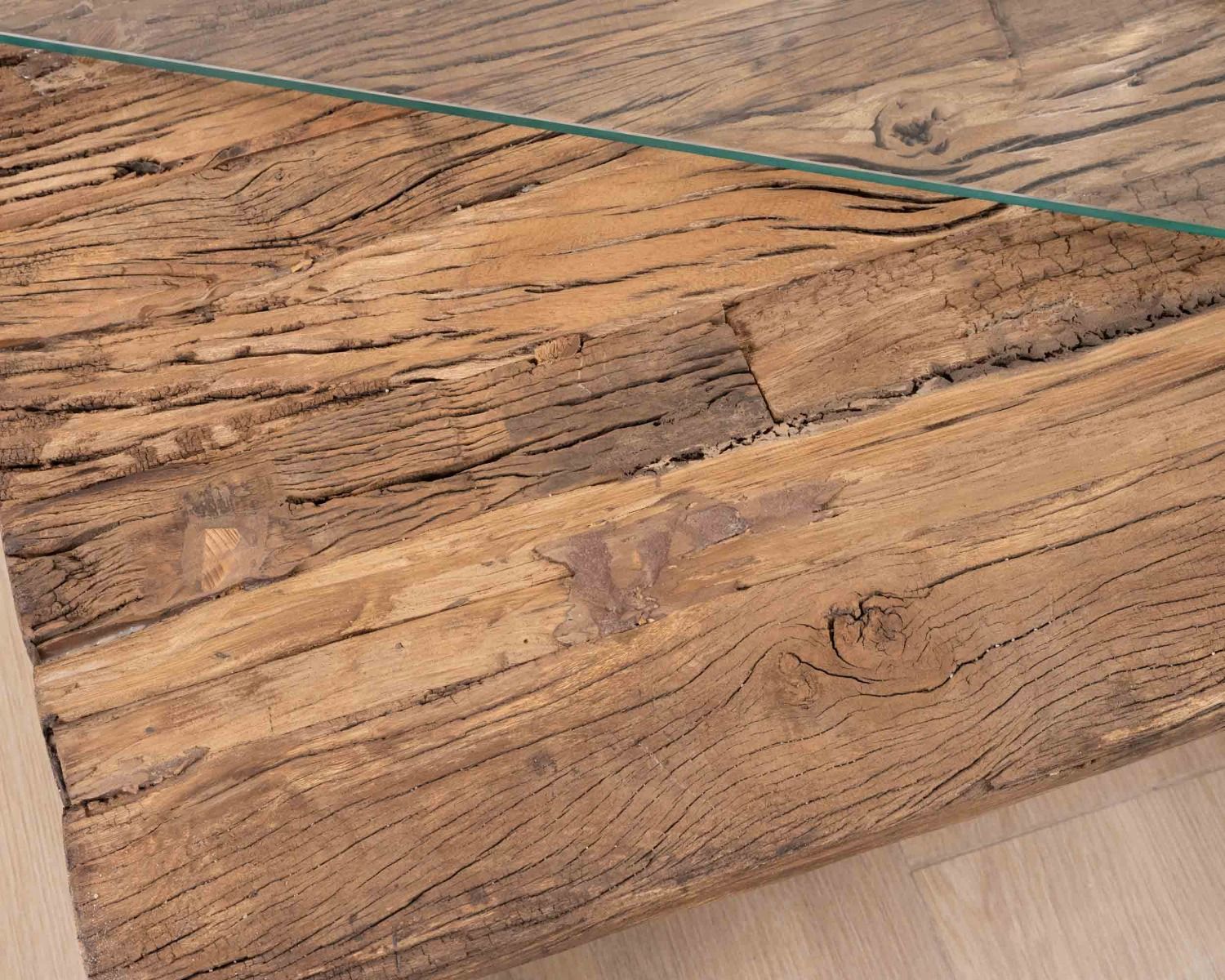 Mesa de centro rectangular de madera reciclada de estilo rústico, con tablero de cristal y patas de diseño de metal brillante color opio «Timber»