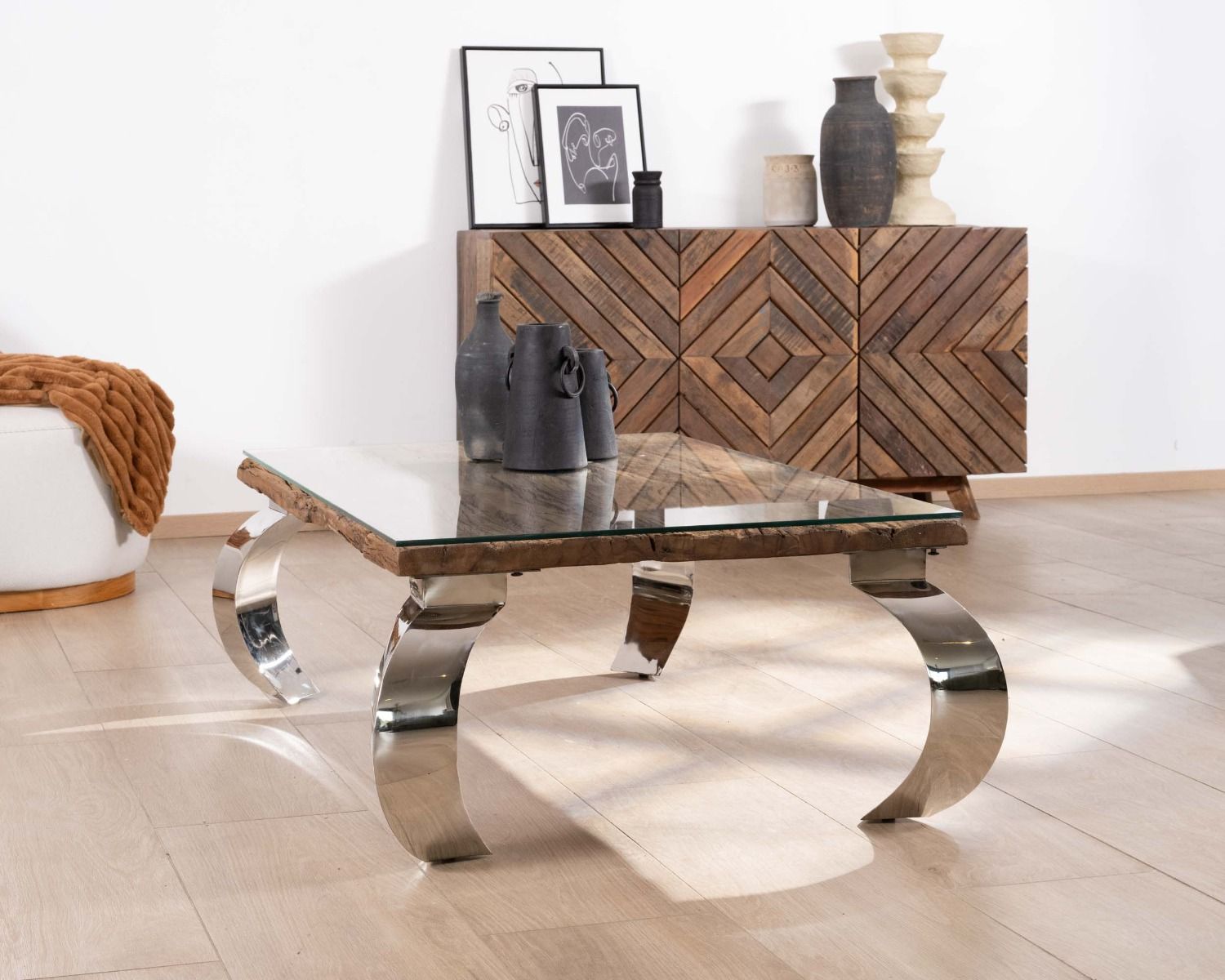 Mesa de centro rectangular de madera reciclada de estilo rústico, con tablero de cristal y patas de diseño de metal brillante color opio «Timber»